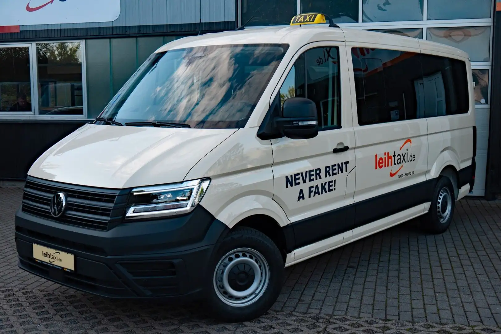 Volkswagen Crafter Neuer Crafter Taxi ab Werk inkl. Rollstuhlumbau! Beige - 1