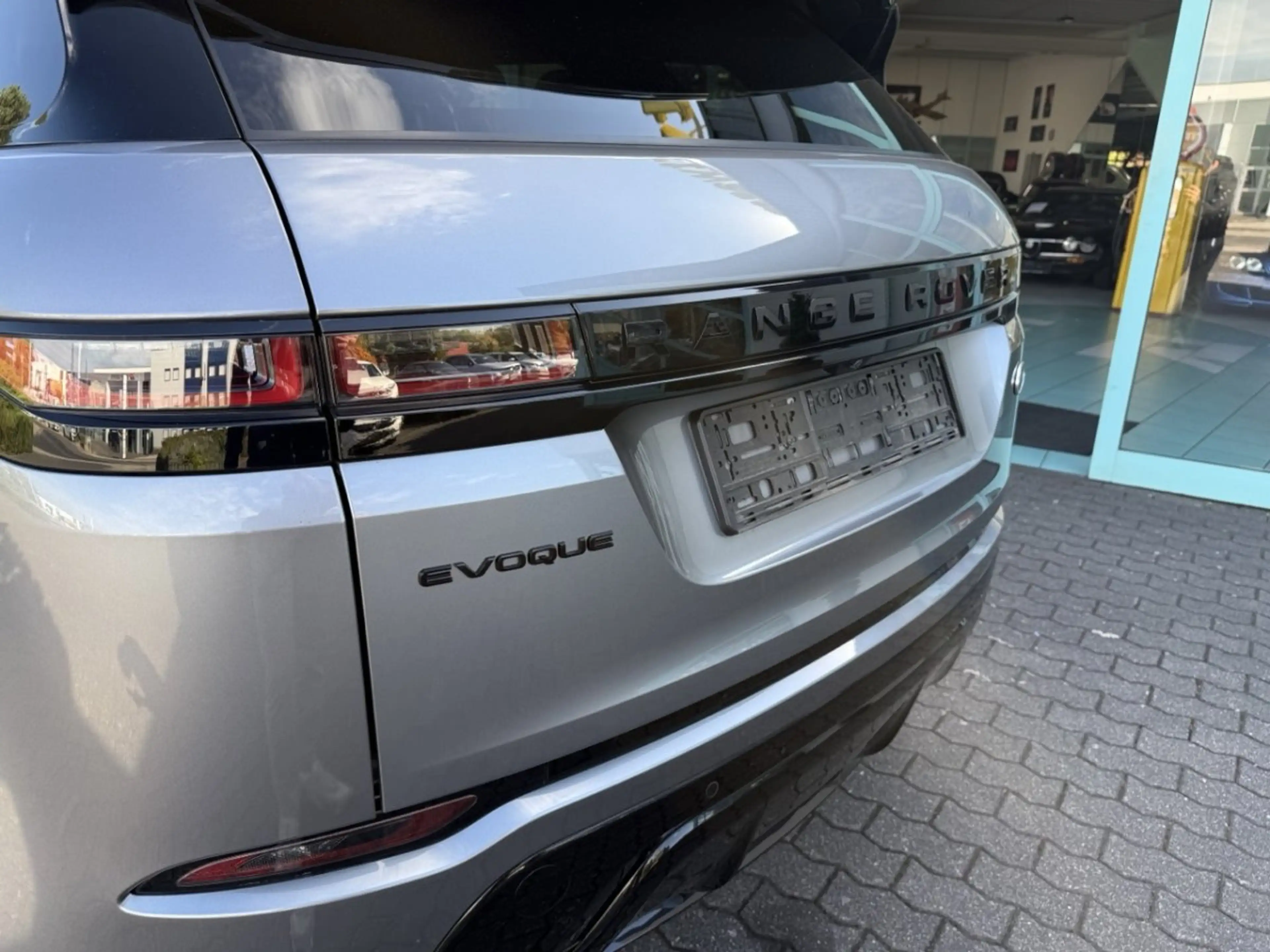 Land Rover Range Rover Evoque R Dynamic — photo 14