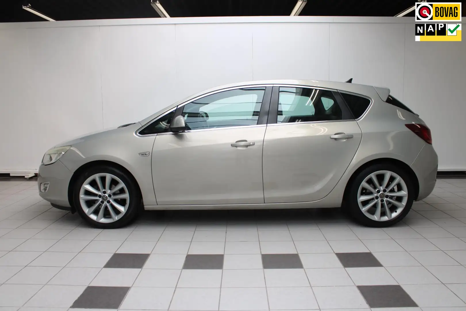 Opel Astra 1.6 Cosmo - Trekhaak en NAP Beige - 1