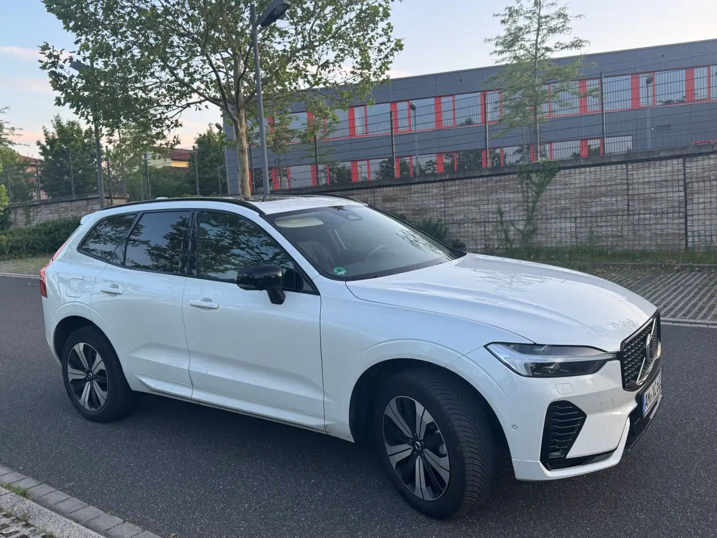 Volvo XC60 PLUS DARK Plug-In Hybrid*360*STH*360°*SD*SL Blanc - 2