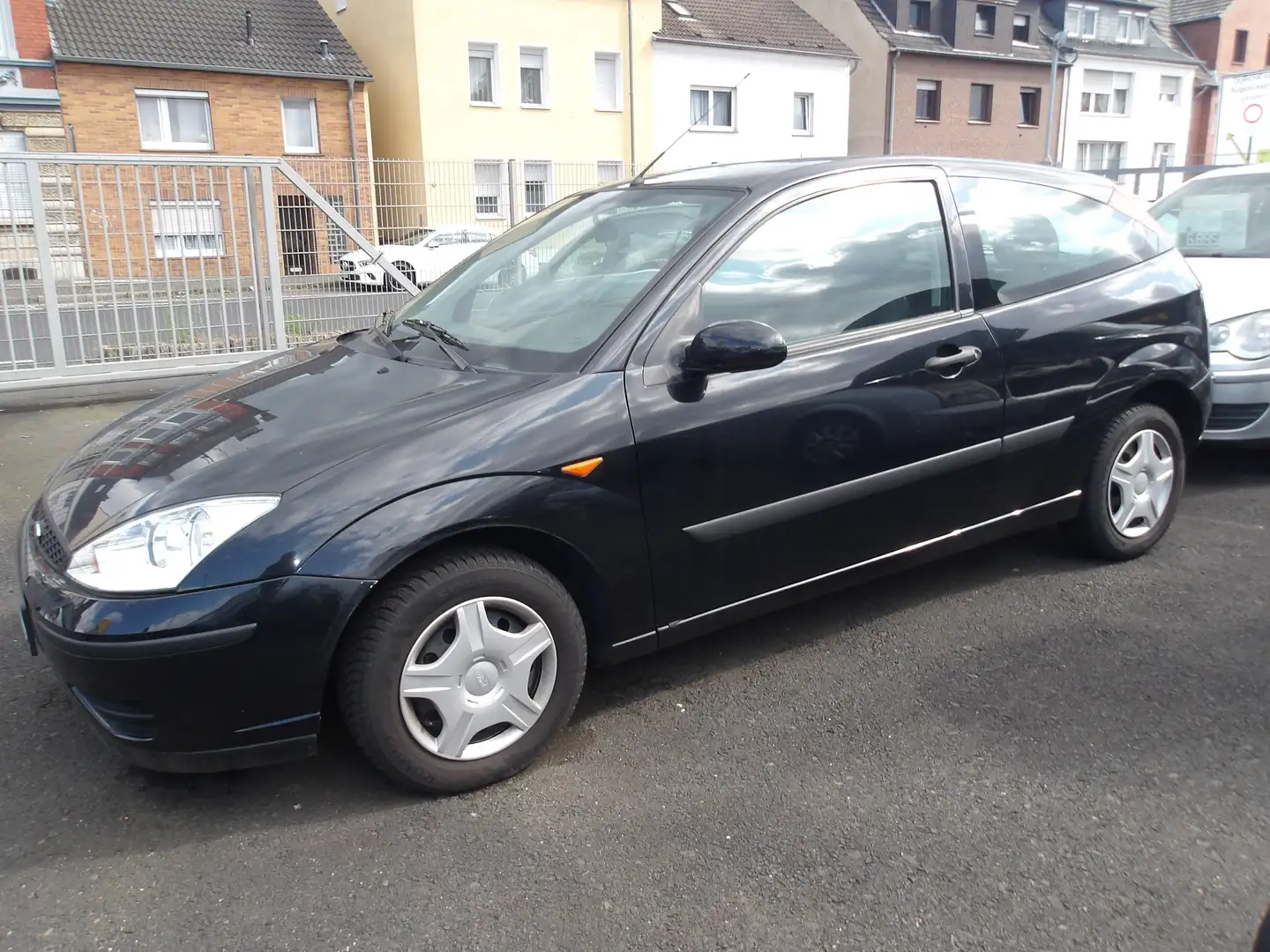 Ford Focus Trend 1.6 Automatik 1-Hand Schwarz - 1