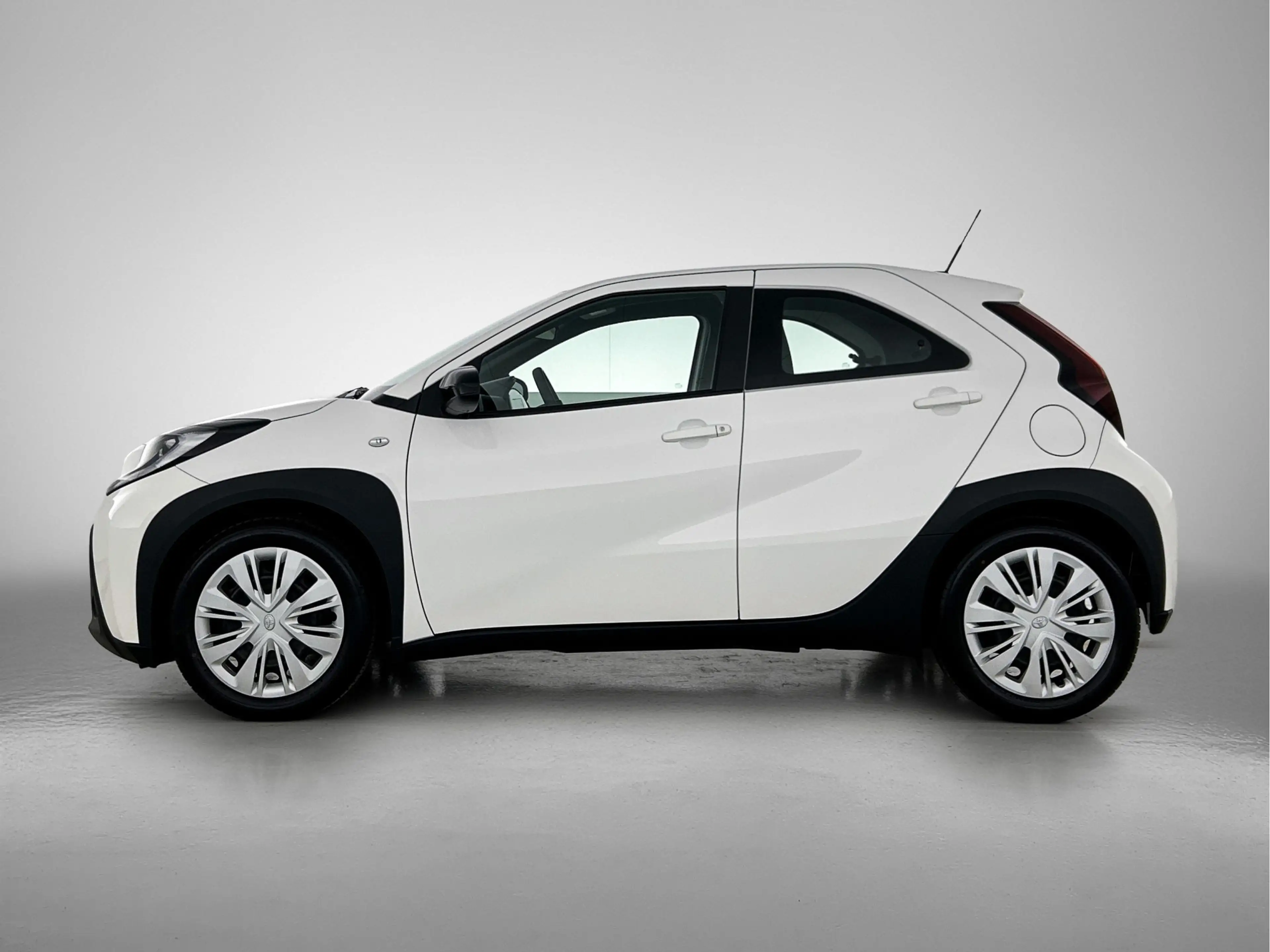 Toyota Aygo X 1.0 VVT-i MT Play | Apple CarPlay / Android Auto ( — photo 3