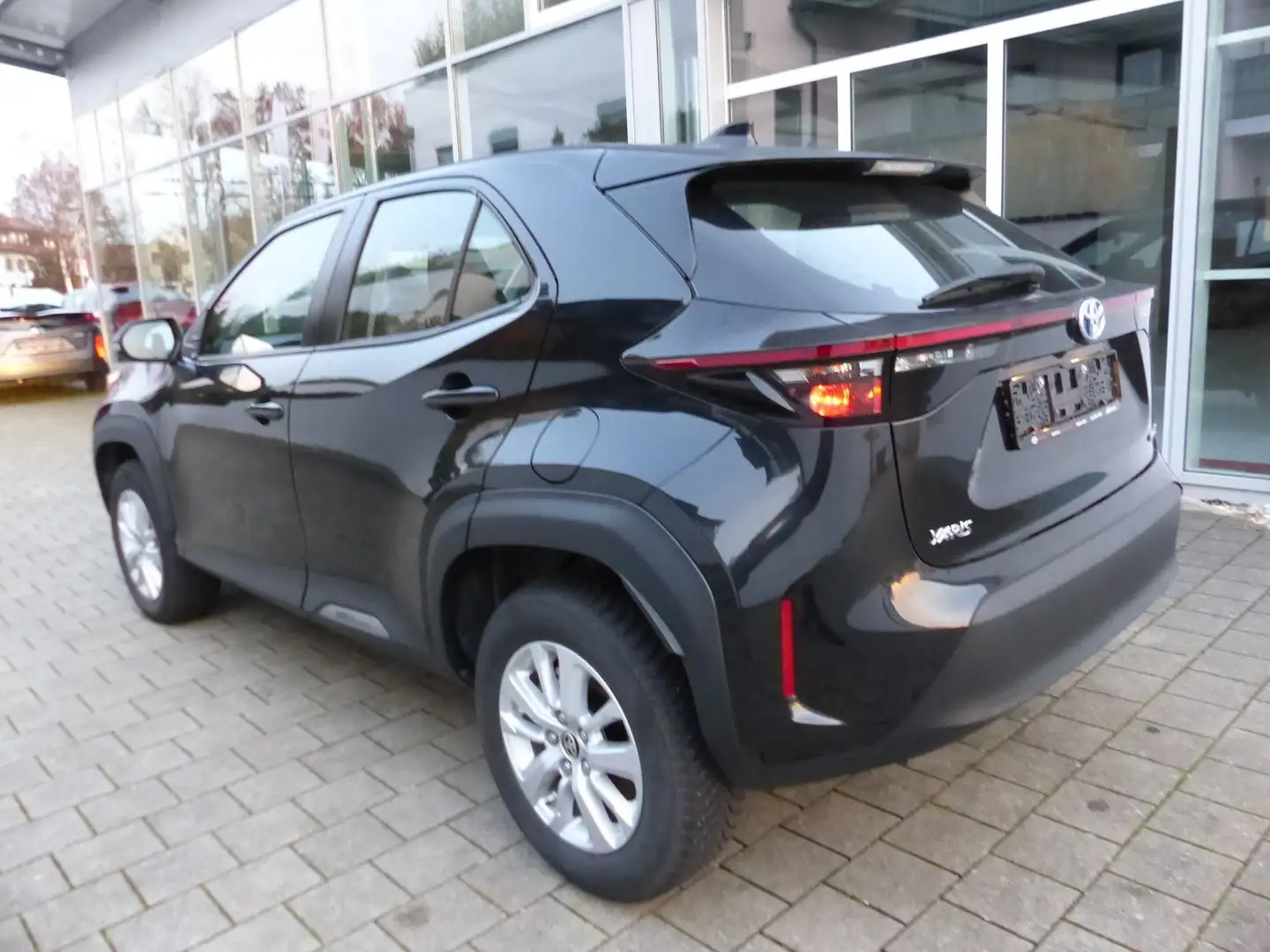 Toyota Yaris Cross 1,5 VVT-iE Hybrid Comfort Schwarz - 2