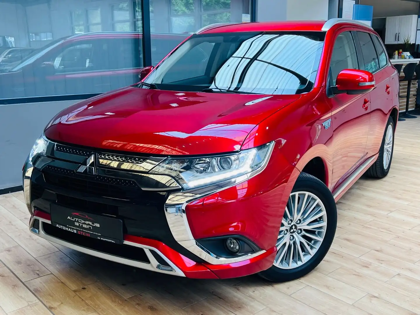 Mitsubishi Outlander / 4WD / Kamera / Sitzheiz. / Navi/1 Hd Rojo - 1