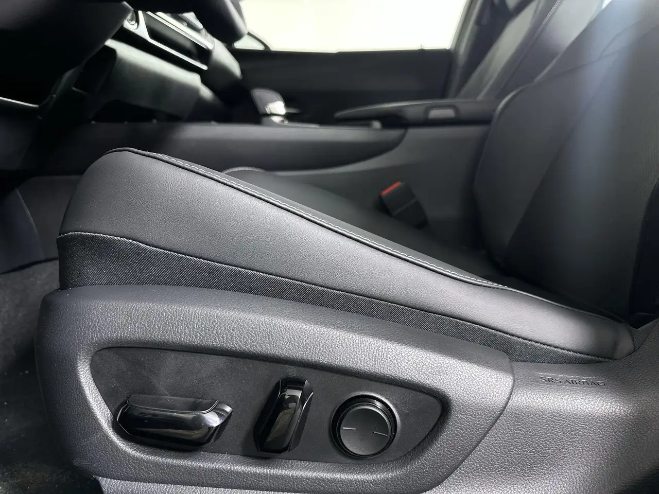 Lexus UX 300h photo Lexus UX 300h