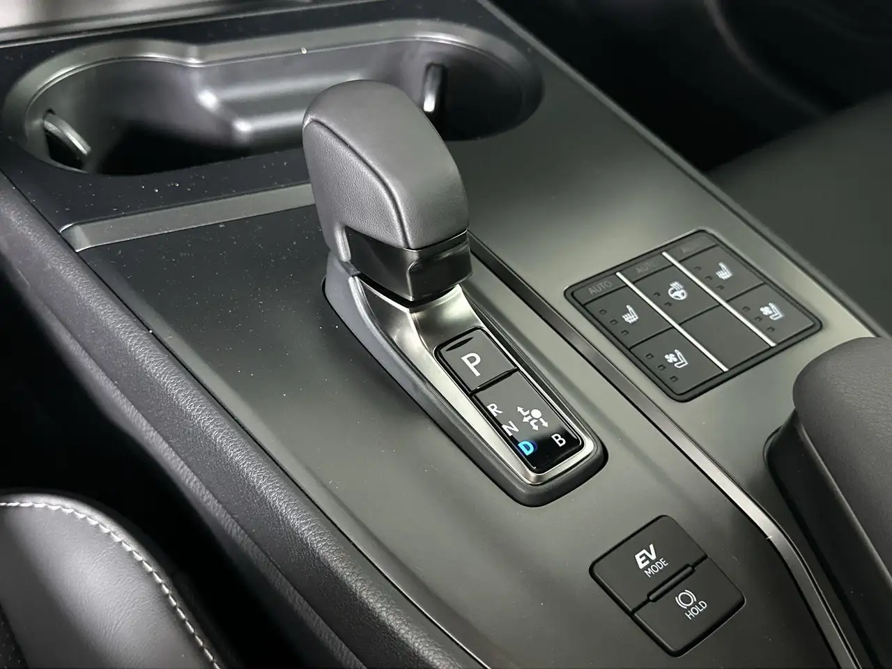 Lexus UX 300h photo Lexus UX 300h