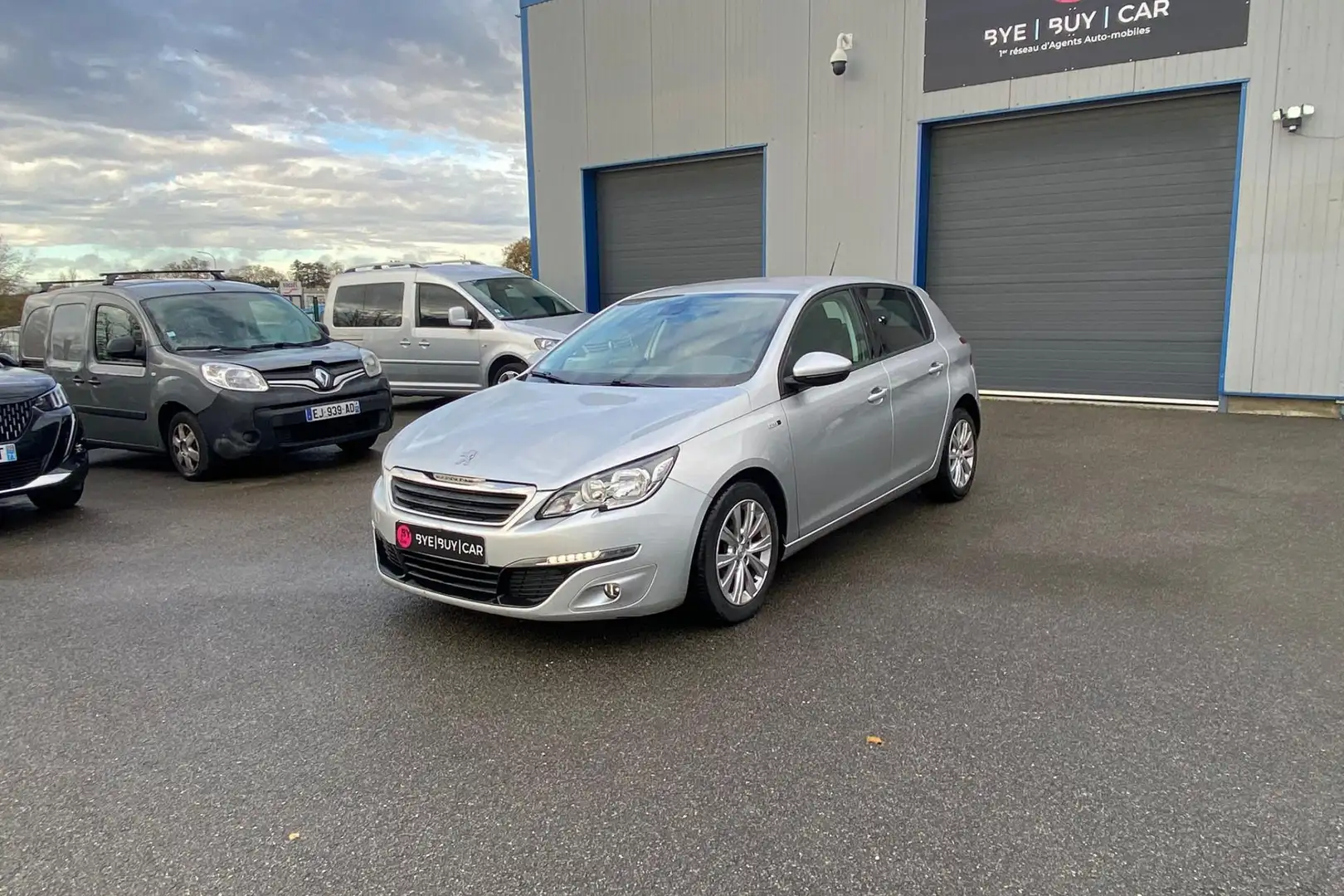 Peugeot 308 1.6 HDi 100 CH Style DISTRIBUTION NEUVE GARANTIE DE 12 MOIS Gris - 1