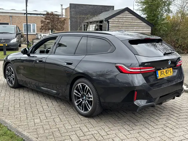 BMW 5 Series view 5