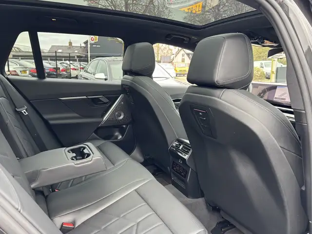 BMW 5 Series view 14