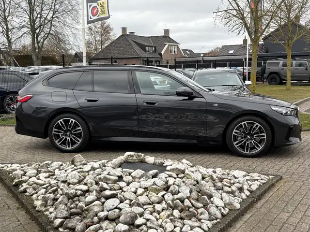 BMW 5 Series view 3