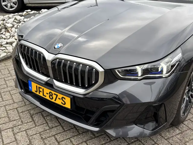 BMW 5 Series view 6