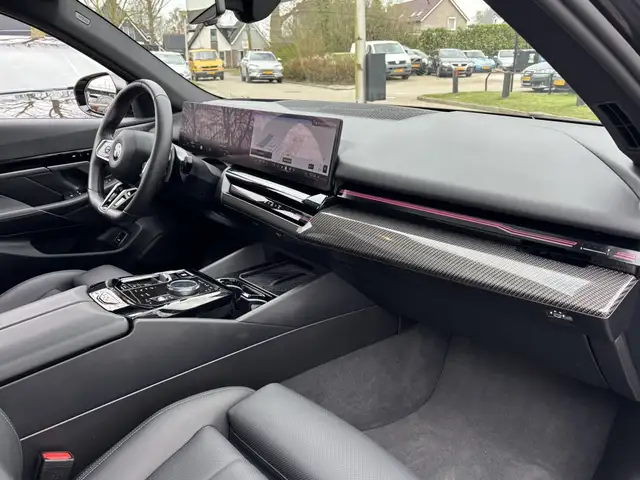 BMW 5 Series view 9