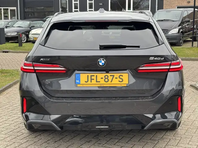 BMW 5 Series view 4