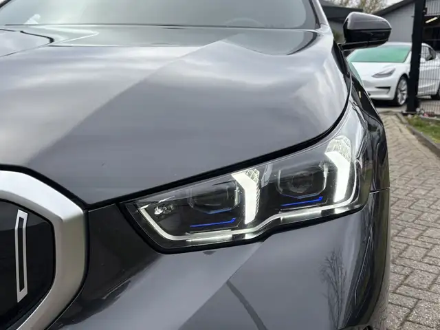 BMW 5 Series view 7
