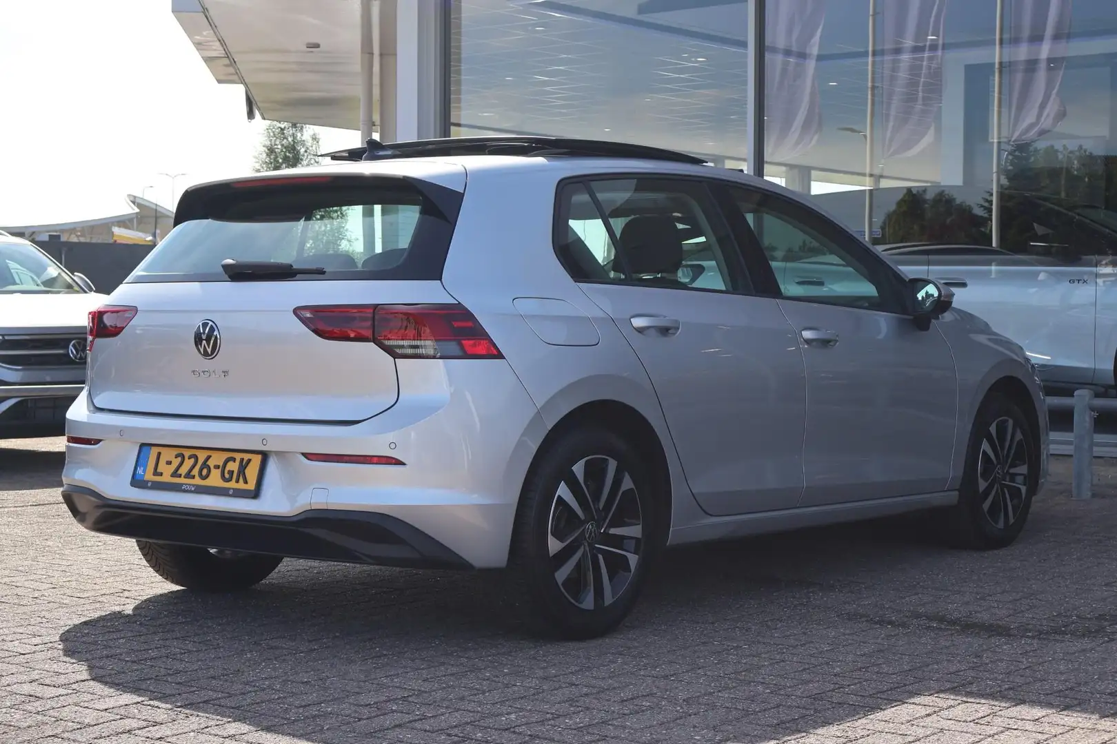 Volkswagen Golf 1.5 TSI 130pk Life | Panoramadak | Navigatie | PDC Grigio - 2