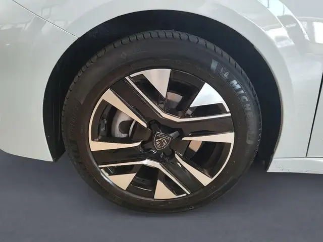 Peugeot 208 view 9