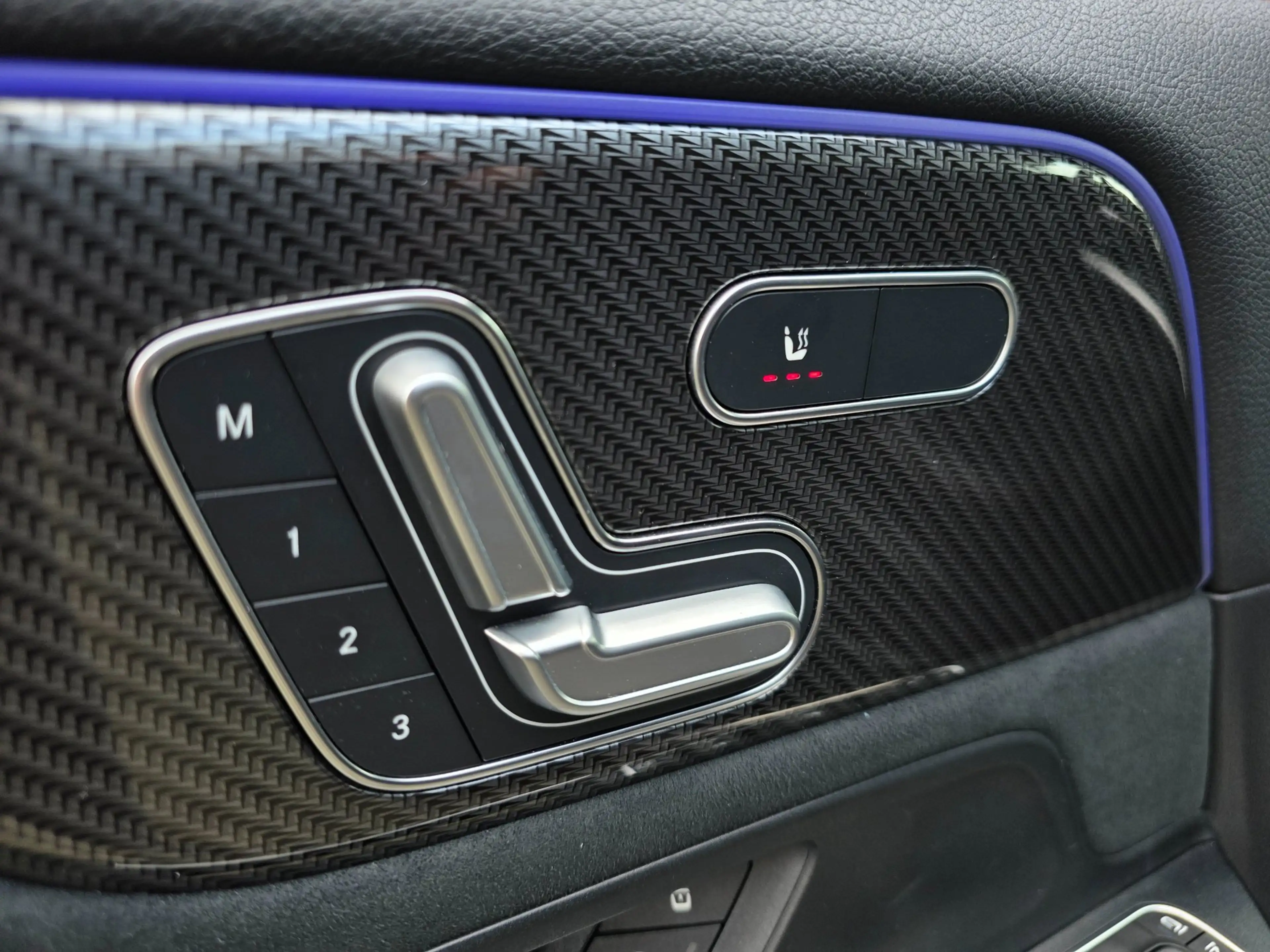 Mercedes-Benz GLA 35 AMG 4MATIC / PANO / MATTE GREY / LEDER-ALCANTARA / CAM — photo 18