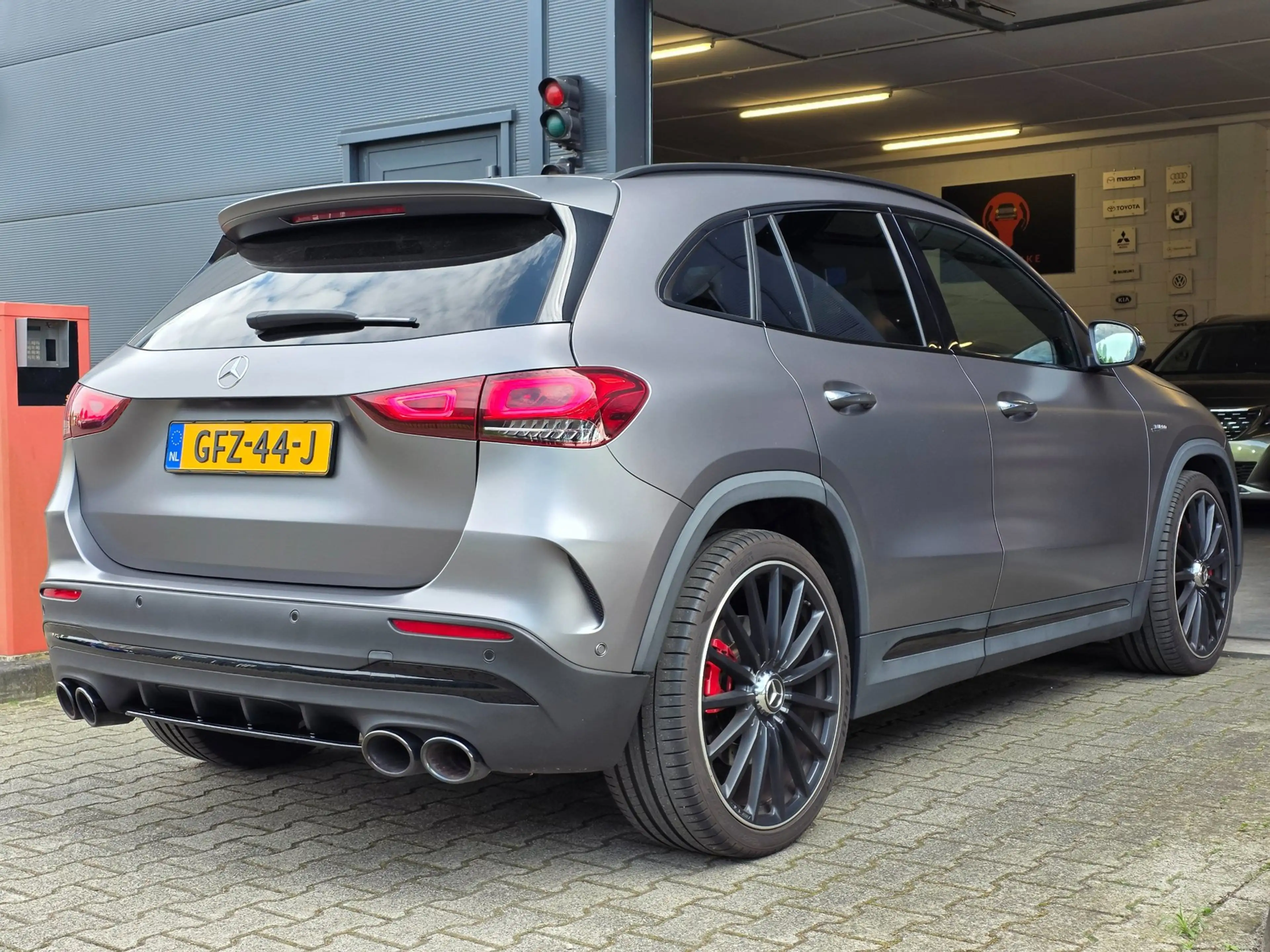 Mercedes-Benz GLA 35 AMG 4MATIC / PANO / MATTE GREY / LEDER-ALCANTARA / CAM — photo 9