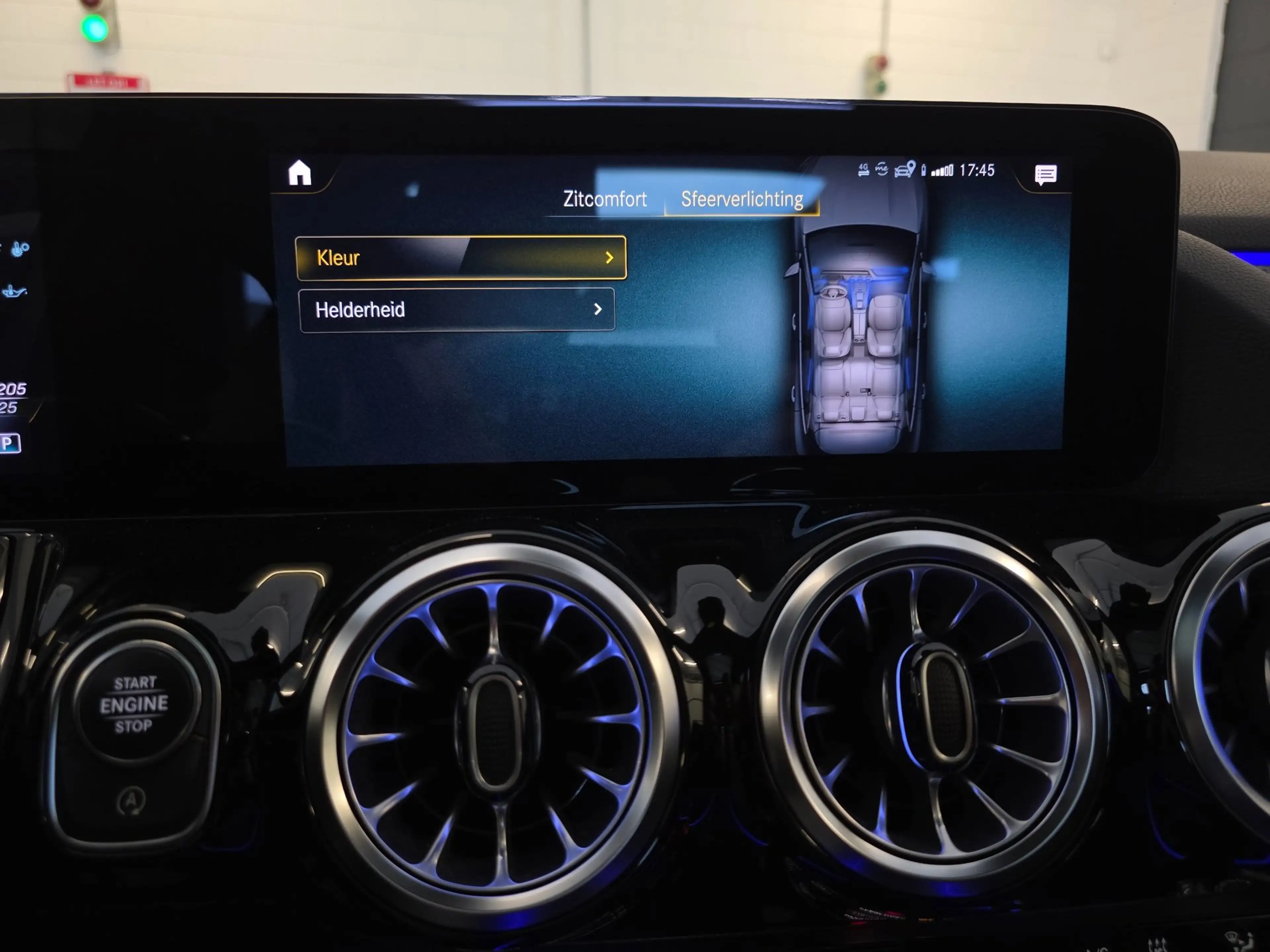 Mercedes-Benz GLA 35 AMG 4MATIC / PANO / MATTE GREY / LEDER-ALCANTARA / CAM — photo 46