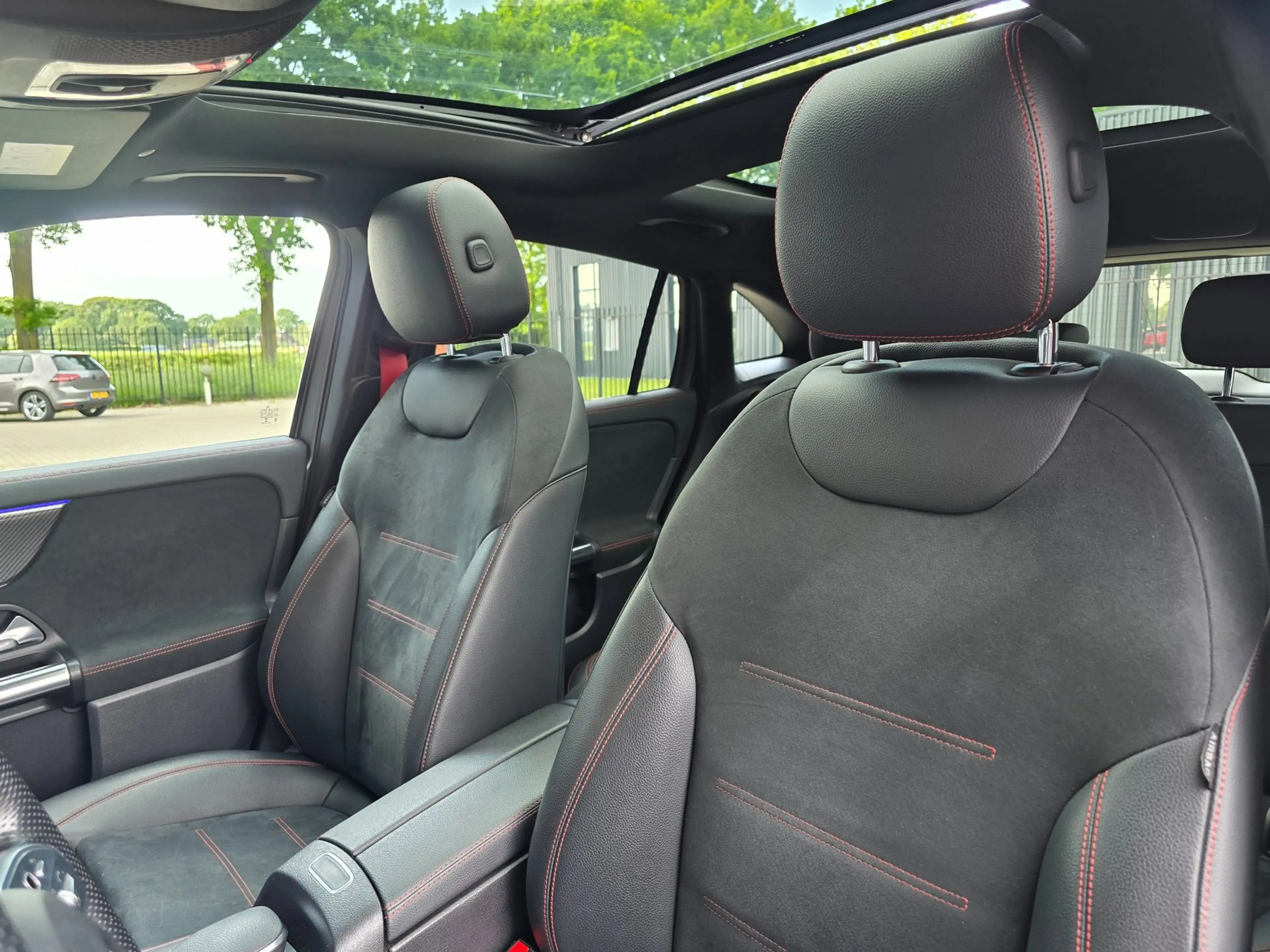 Mercedes-Benz GLA 35 AMG 4MATIC / PANO / MATTE GREY / LEDER-ALCANTARA / CAM — photo 16