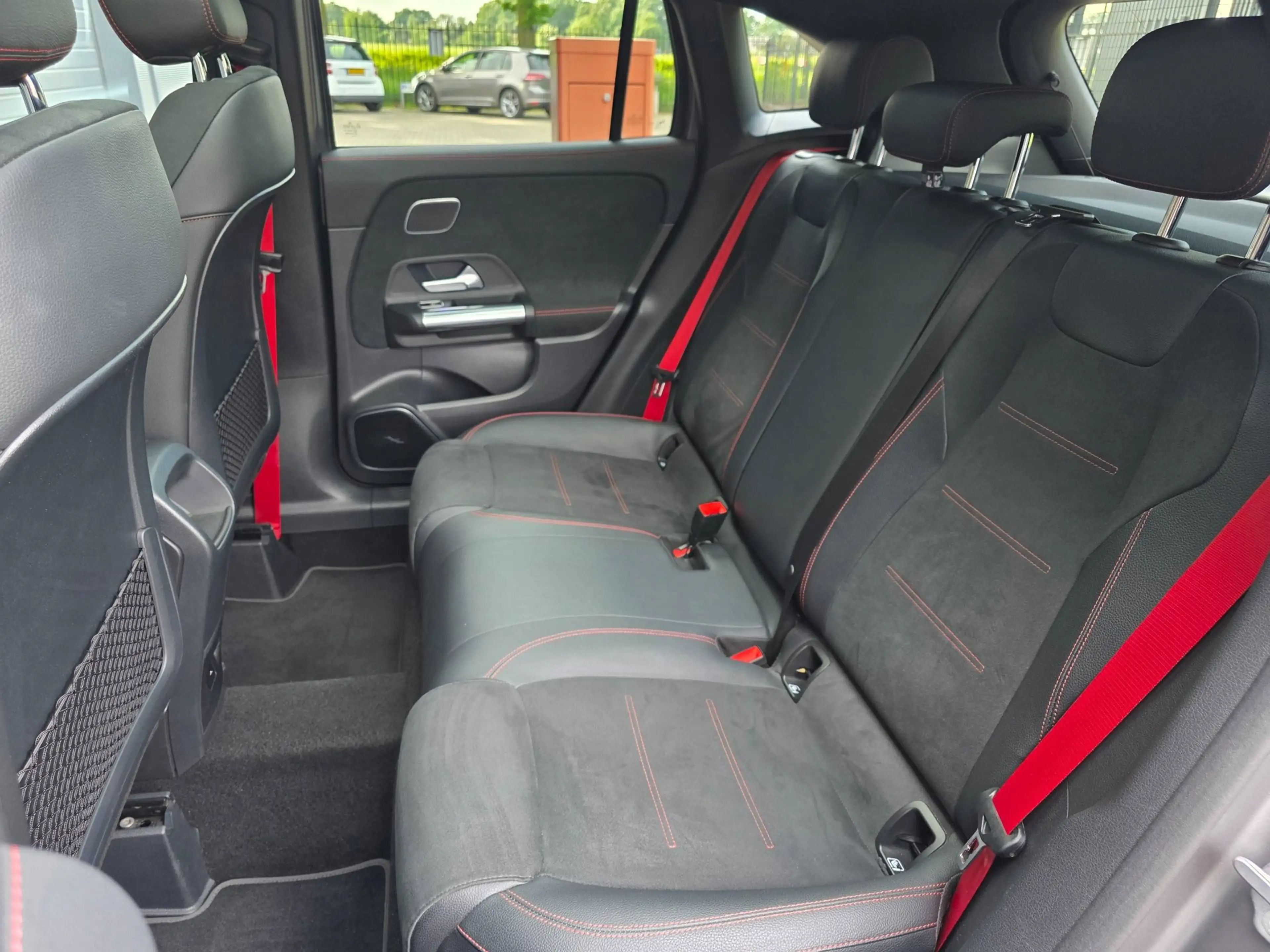 Mercedes-Benz GLA 35 AMG 4MATIC / PANO / MATTE GREY / LEDER-ALCANTARA / CAM — photo 27