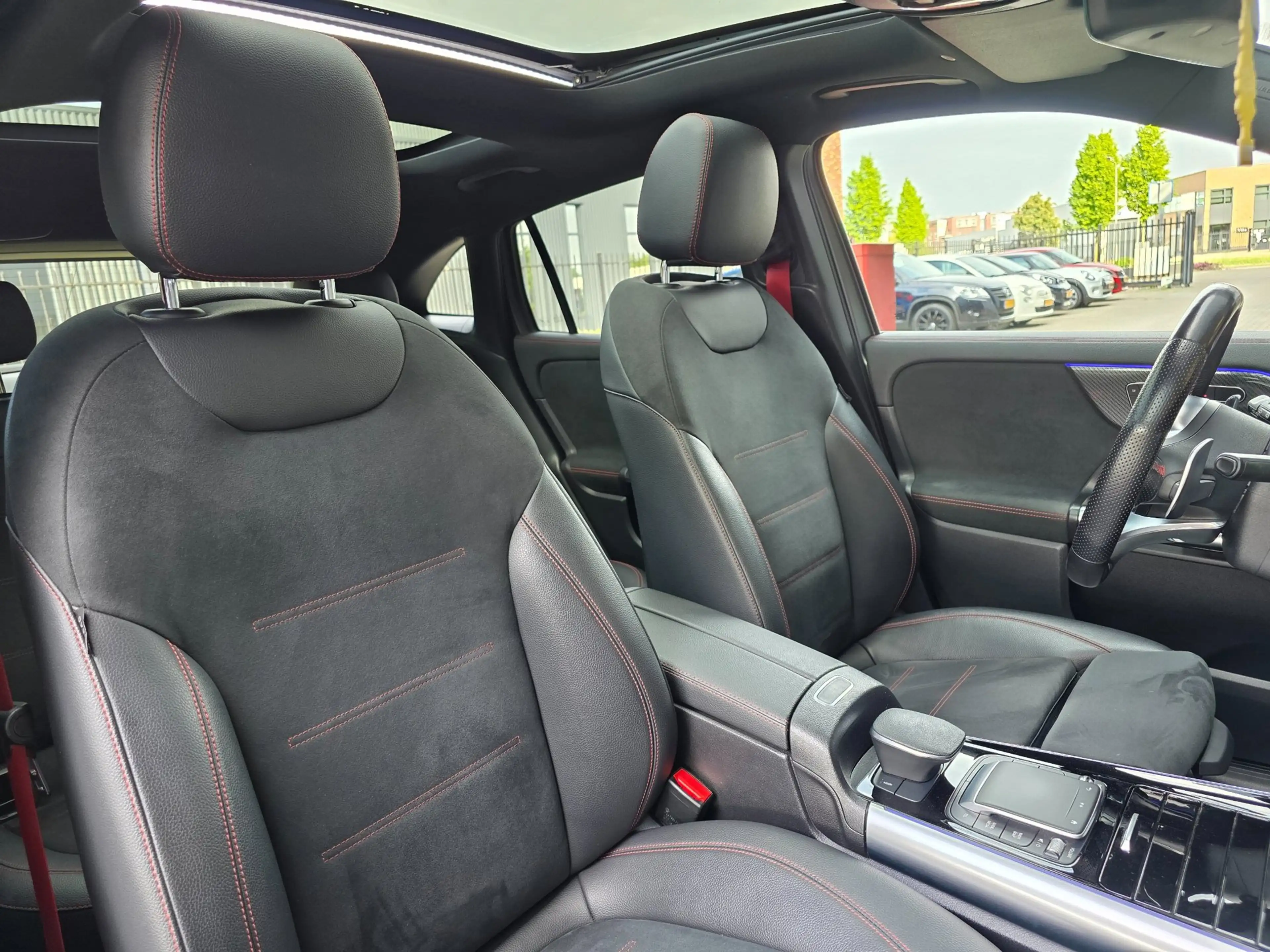 Mercedes-Benz GLA 35 AMG 4MATIC / PANO / MATTE GREY / LEDER-ALCANTARA / CAM — photo 22