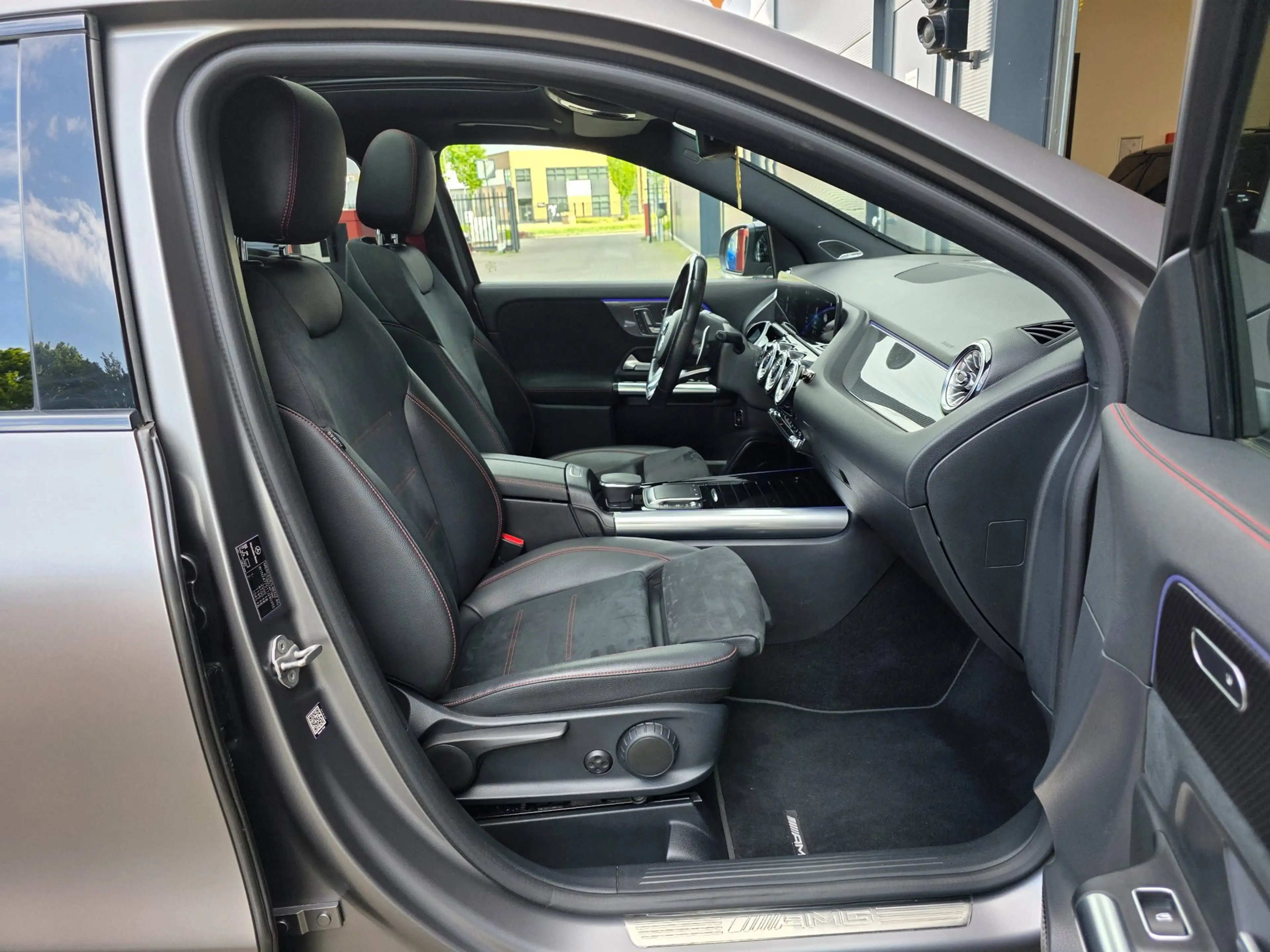 Mercedes-Benz GLA 35 AMG 4MATIC / PANO / MATTE GREY / LEDER-ALCANTARA / CAM — photo 23