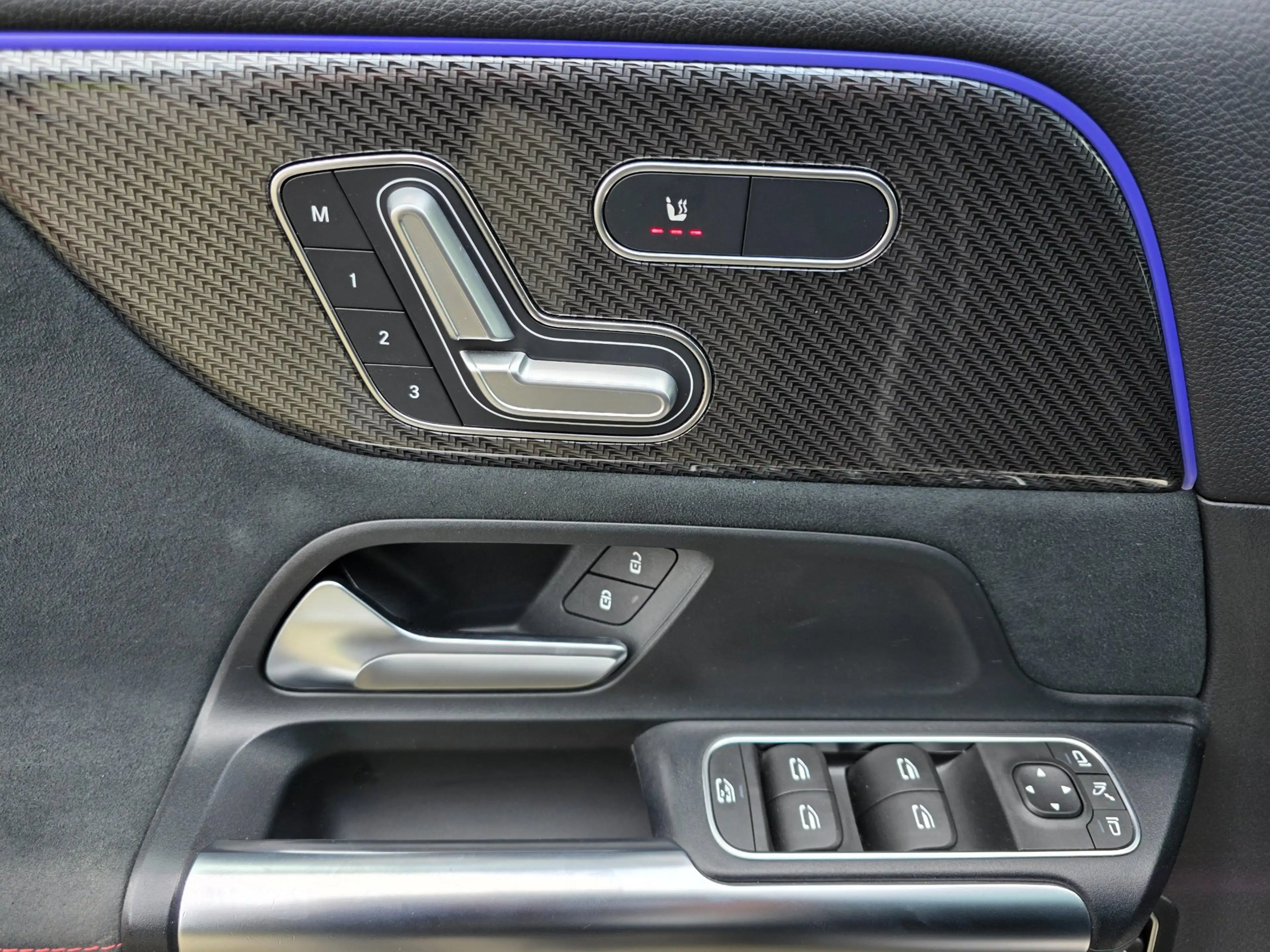 Mercedes-Benz GLA 35 AMG 4MATIC / PANO / MATTE GREY / LEDER-ALCANTARA / CAM — photo 19