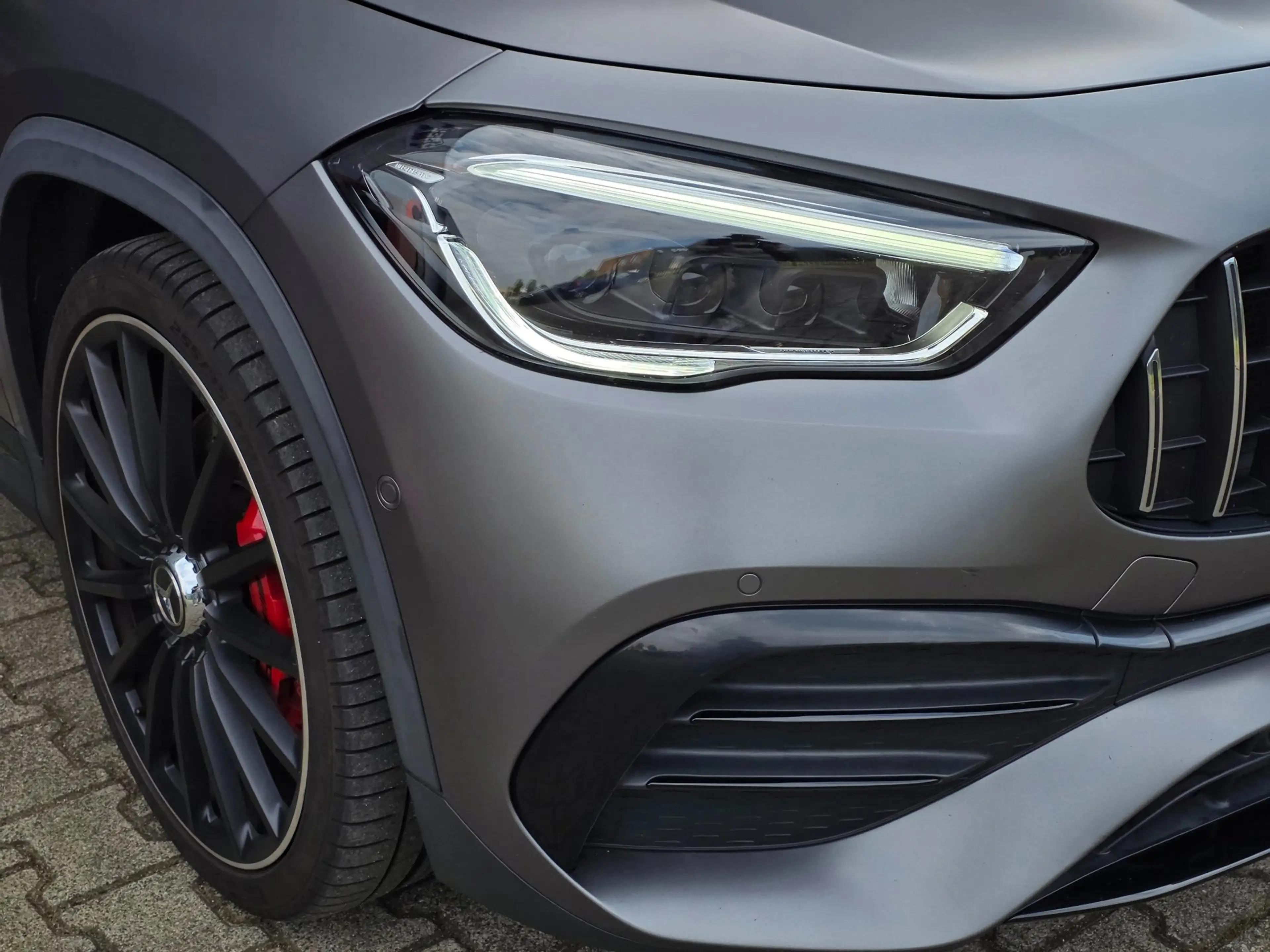 Mercedes-Benz GLA 35 AMG 4MATIC / PANO / MATTE GREY / LEDER-ALCANTARA / CAM — photo 5