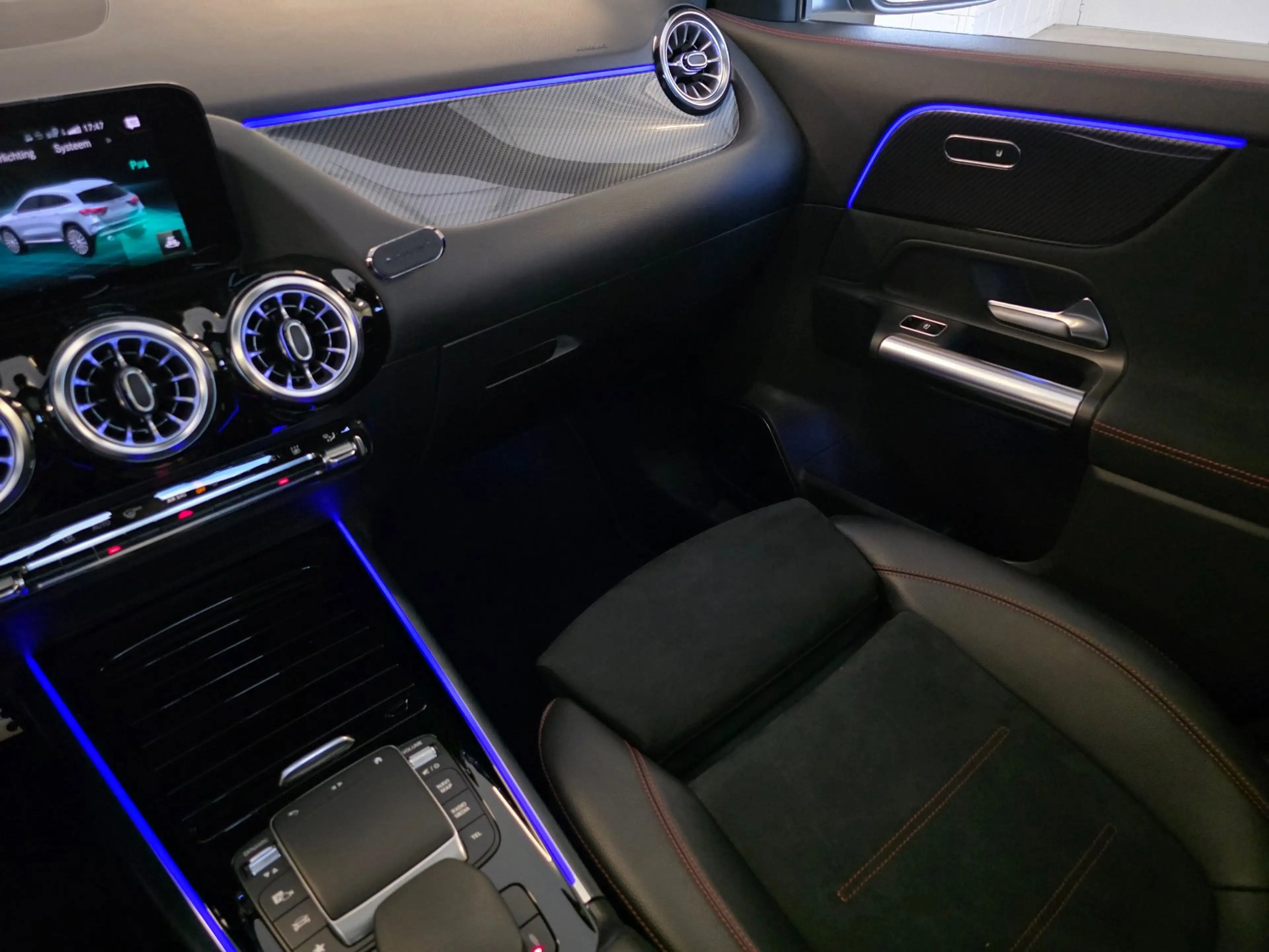 Mercedes-Benz GLA 35 AMG 4MATIC / PANO / MATTE GREY / LEDER-ALCANTARA / CAM — photo 47
