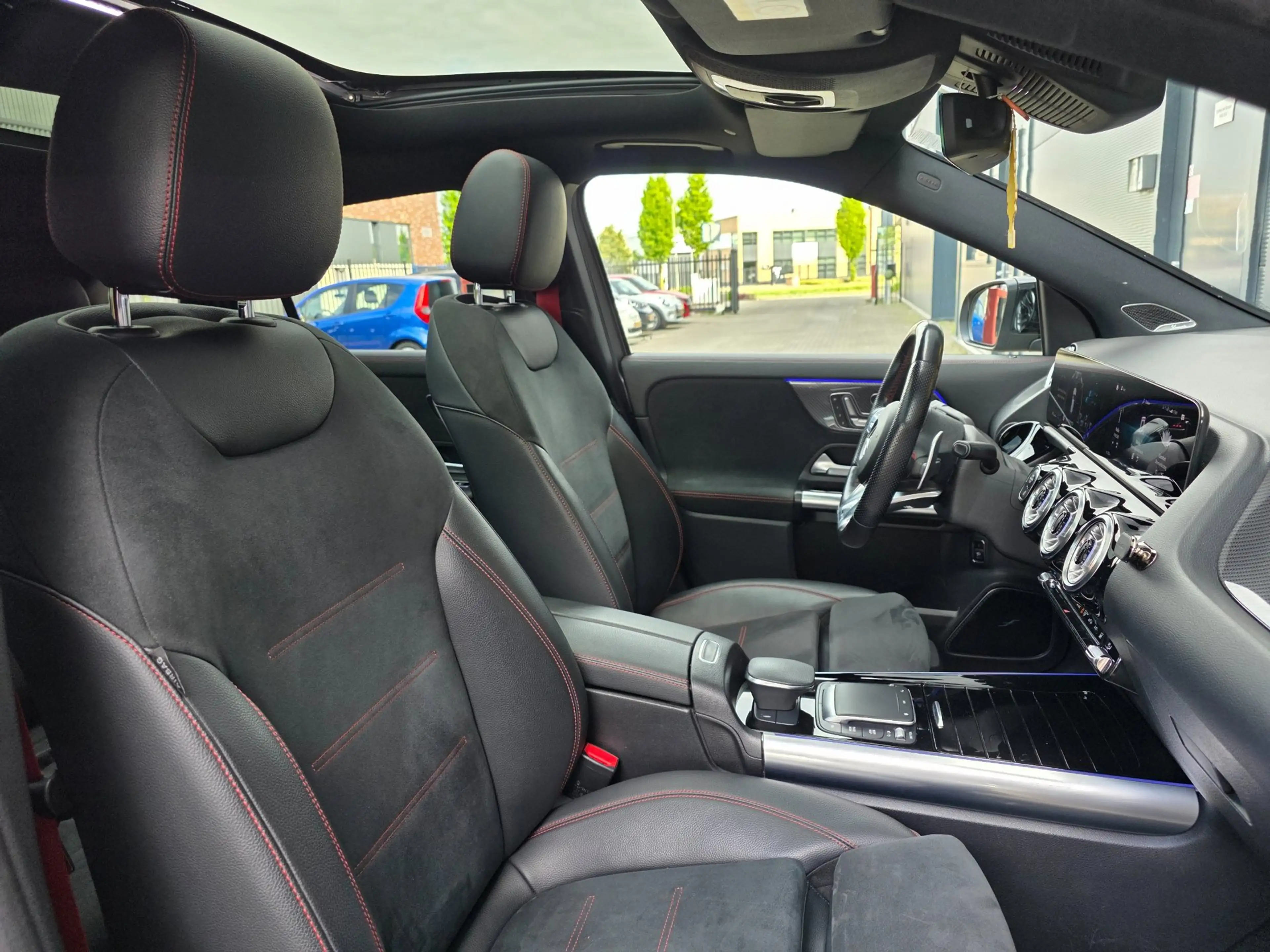 Mercedes-Benz GLA 35 AMG 4MATIC / PANO / MATTE GREY / LEDER-ALCANTARA / CAM — photo 24