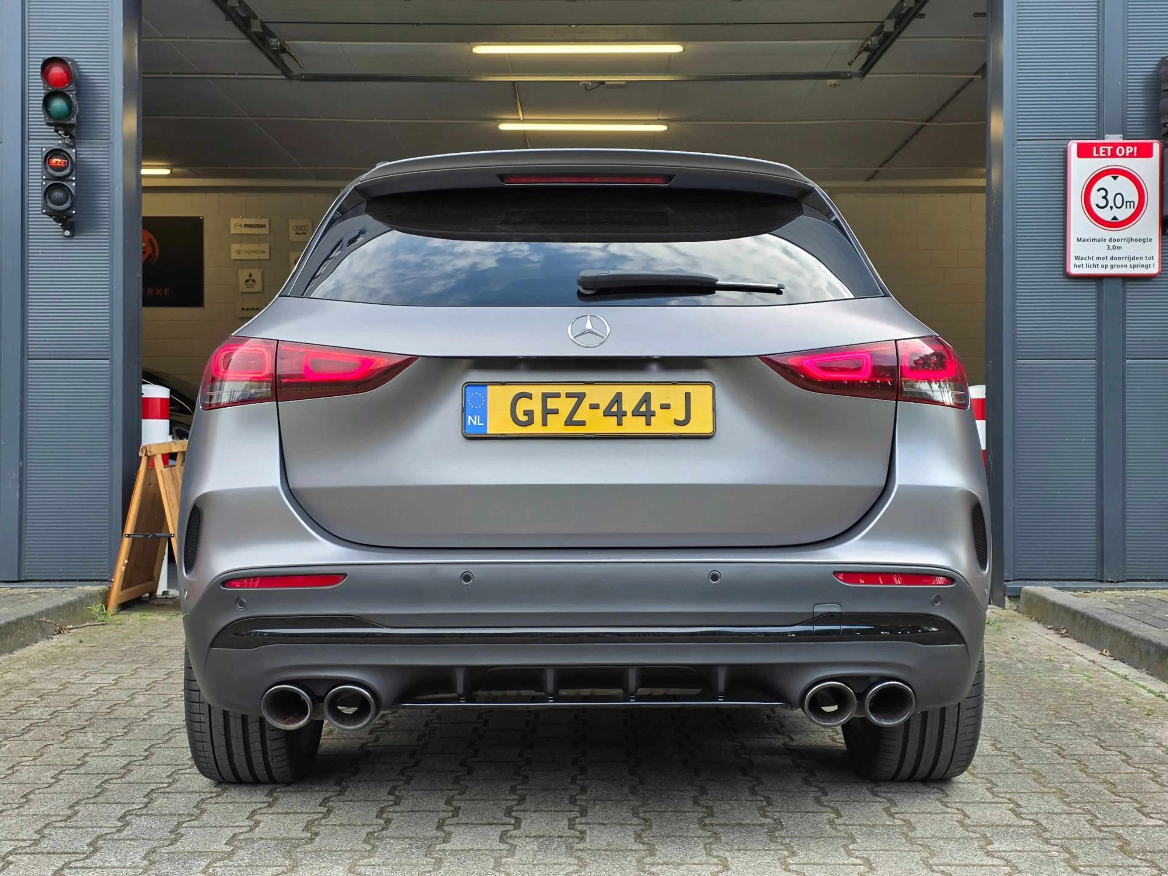 Mercedes-Benz GLA 35 AMG 4MATIC / PANO / MATTE GREY / LEDER-ALCANTARA / CAM — photo 7