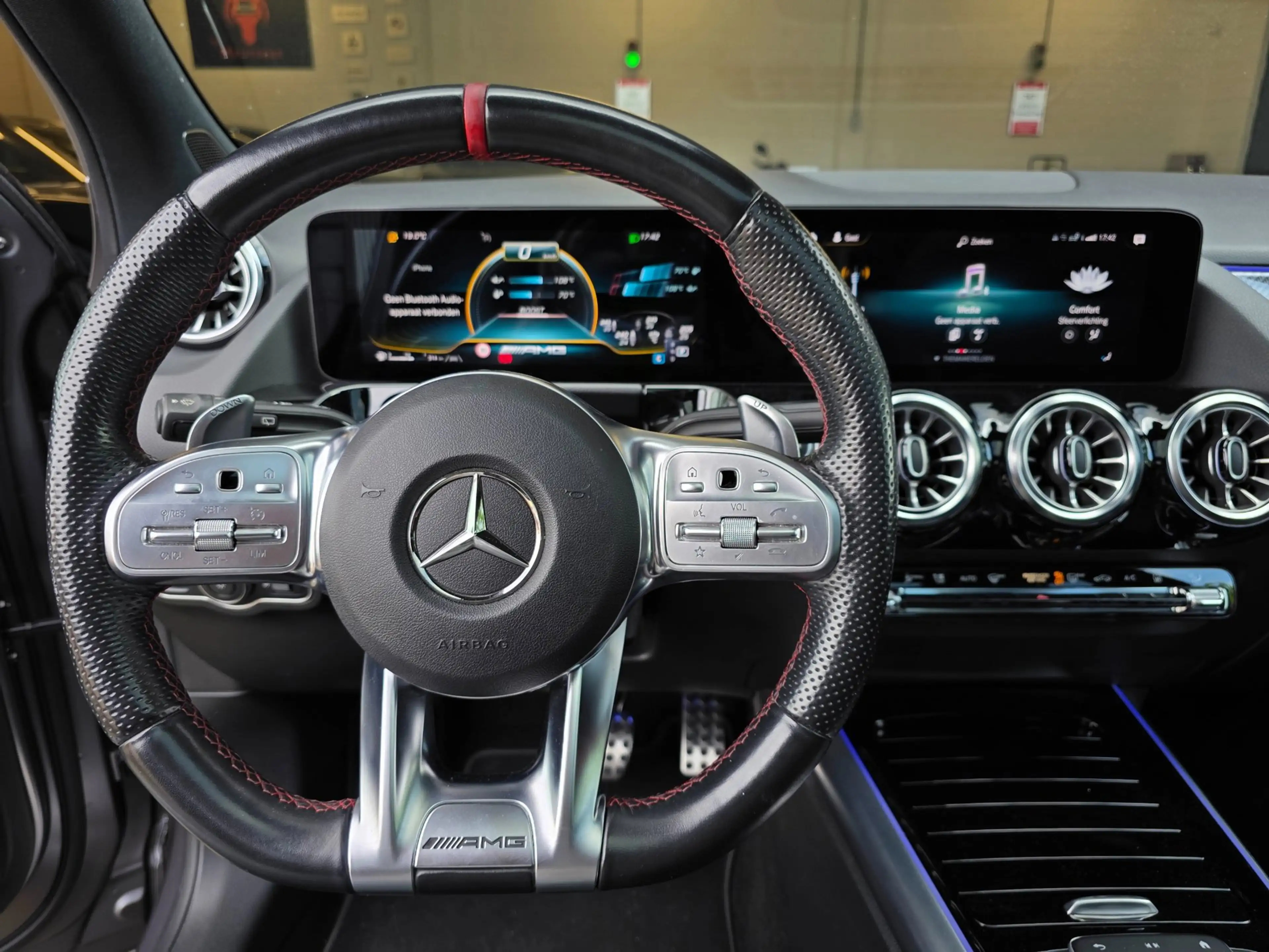 Mercedes-Benz GLA 35 AMG 4MATIC / PANO / MATTE GREY / LEDER-ALCANTARA / CAM — photo 38