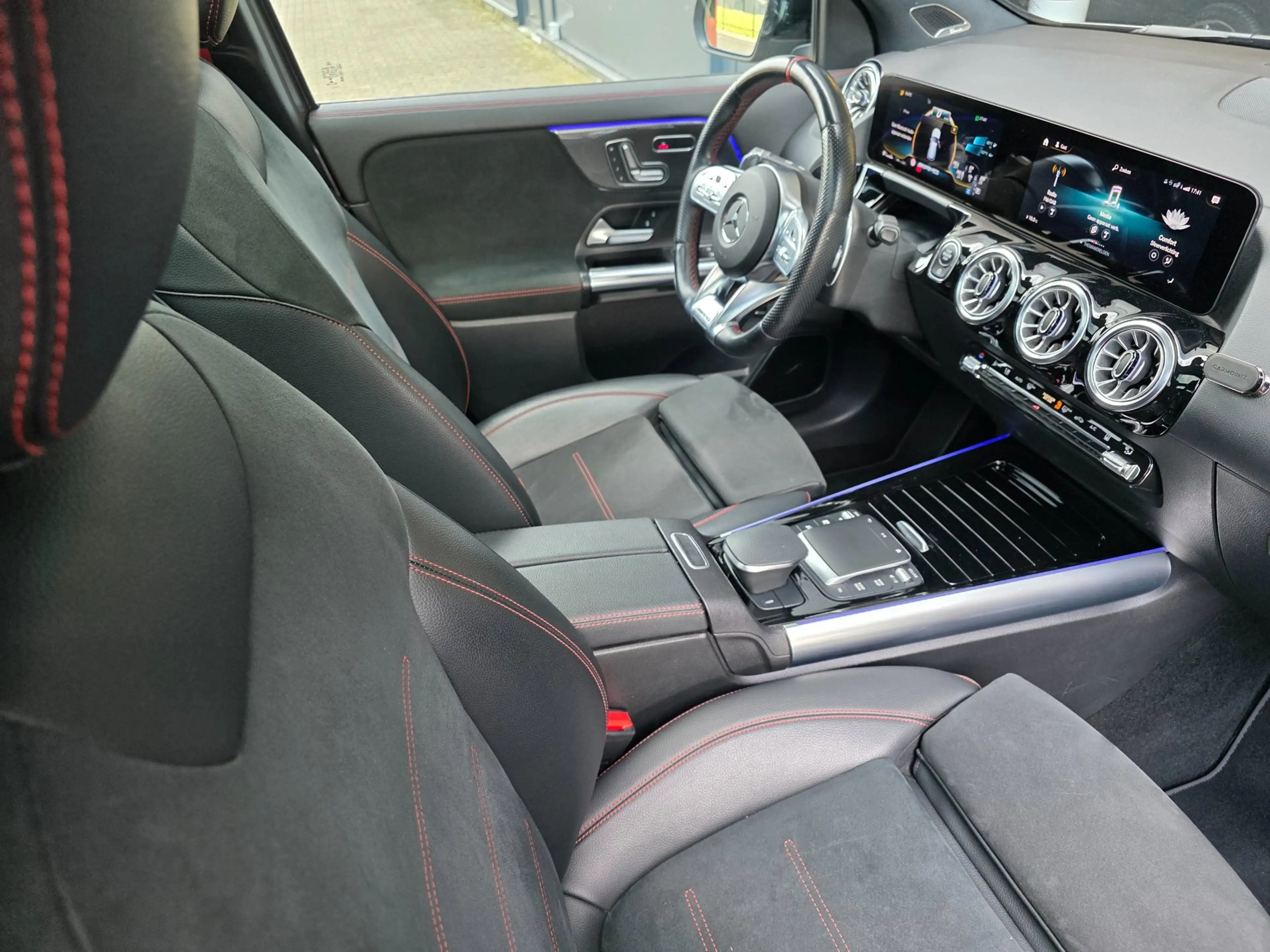 Mercedes-Benz GLA 35 AMG 4MATIC / PANO / MATTE GREY / LEDER-ALCANTARA / CAM — photo 25