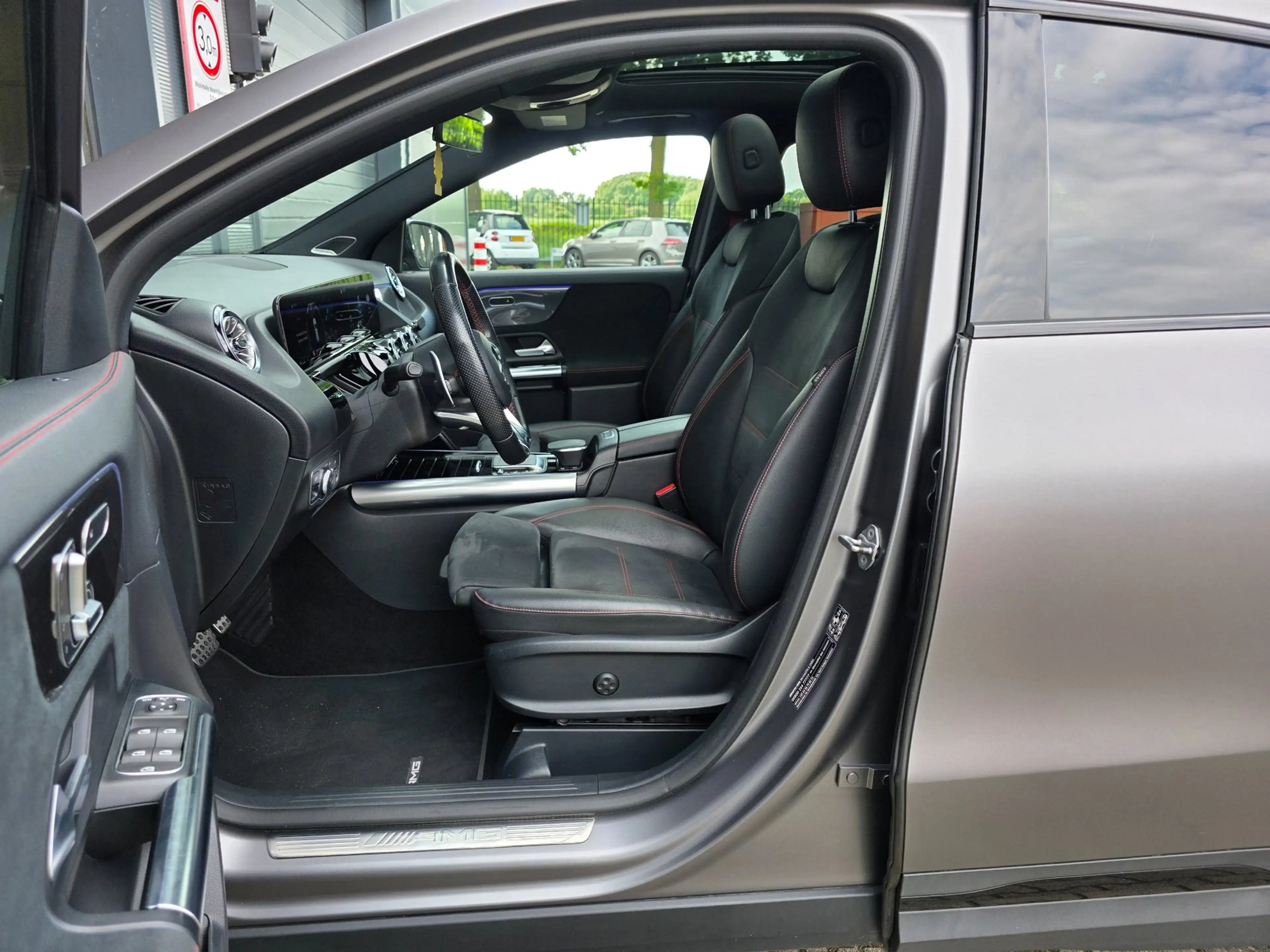 Mercedes-Benz GLA 35 AMG 4MATIC / PANO / MATTE GREY / LEDER-ALCANTARA / CAM — photo 17