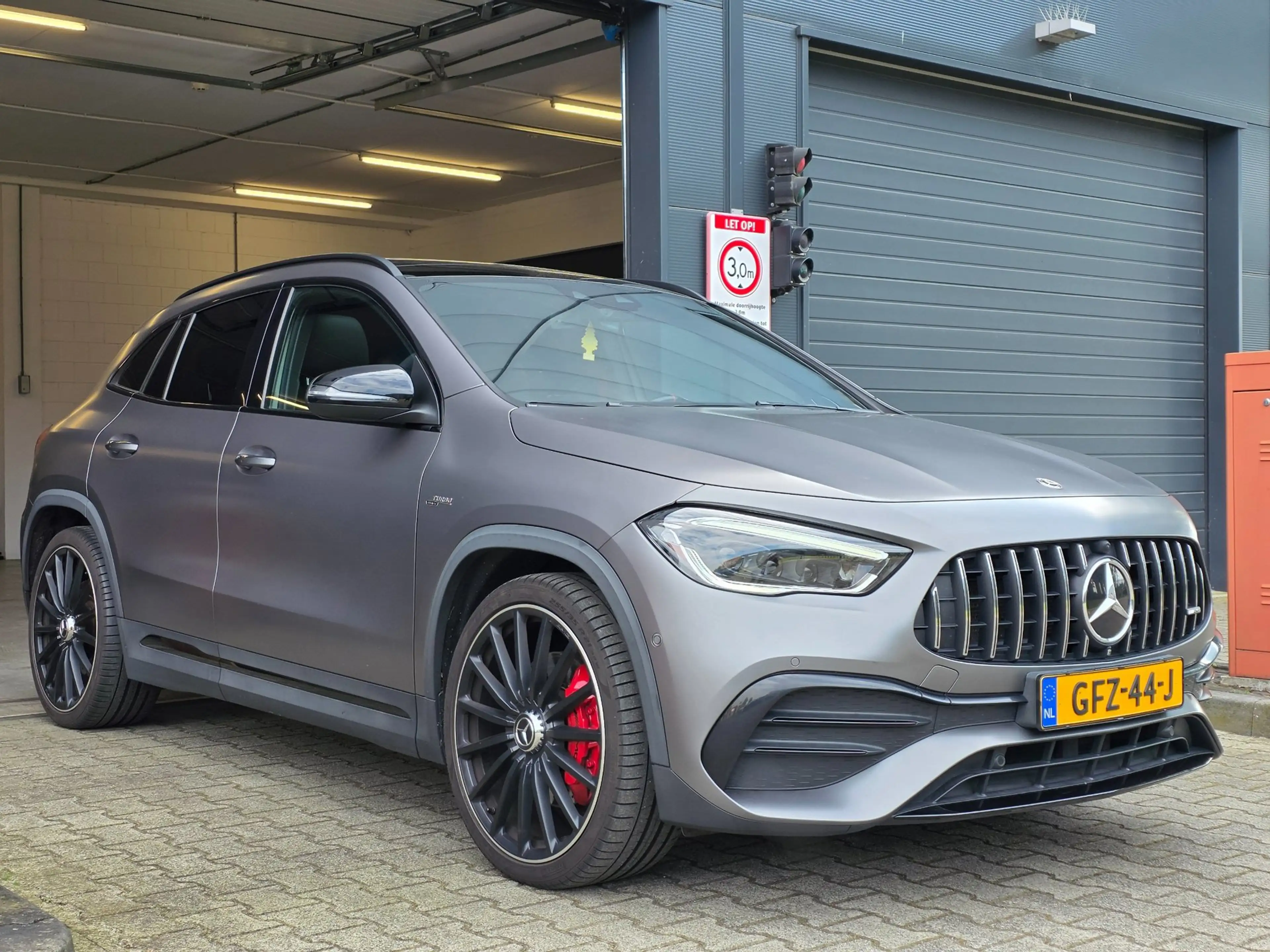 Mercedes-Benz GLA 35 AMG 4MATIC / PANO / MATTE GREY / LEDER-ALCANTARA / CAM — photo 4