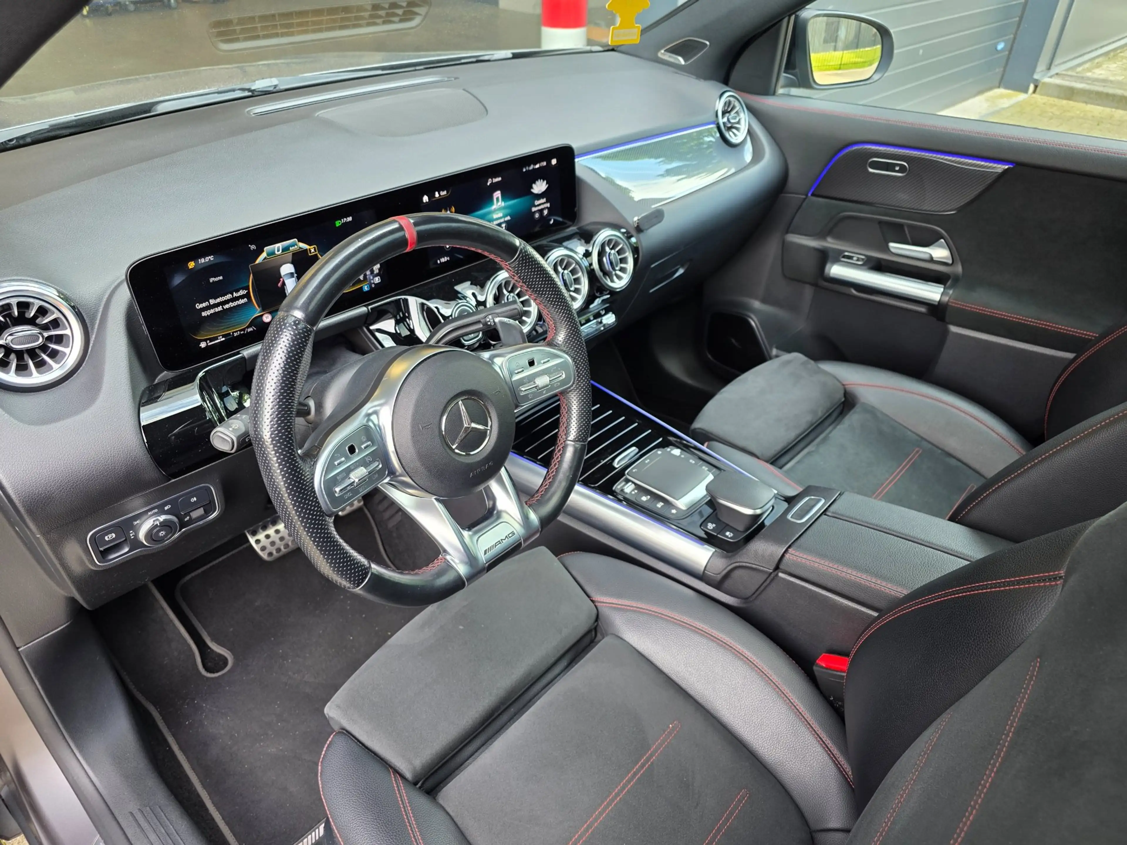 Mercedes-Benz GLA 35 AMG 4MATIC / PANO / MATTE GREY / LEDER-ALCANTARA / CAM — photo 20