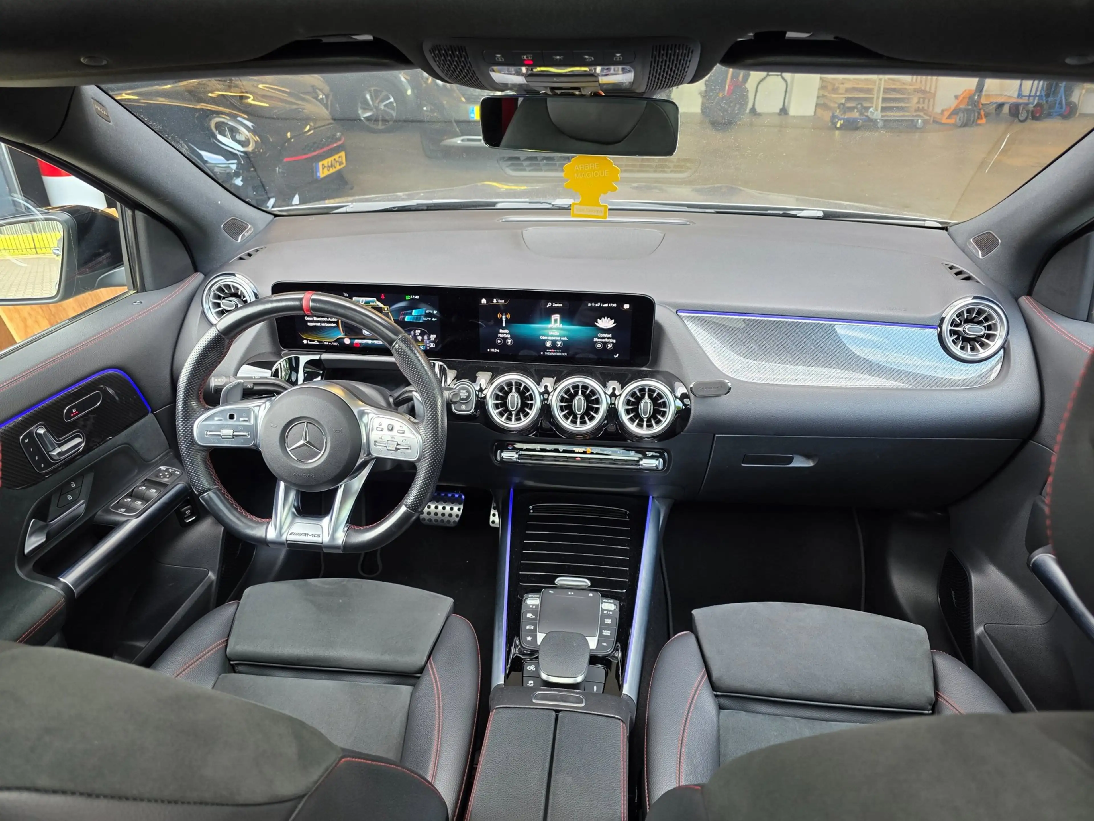 Mercedes-Benz GLA 35 AMG 4MATIC / PANO / MATTE GREY / LEDER-ALCANTARA / CAM — photo 33