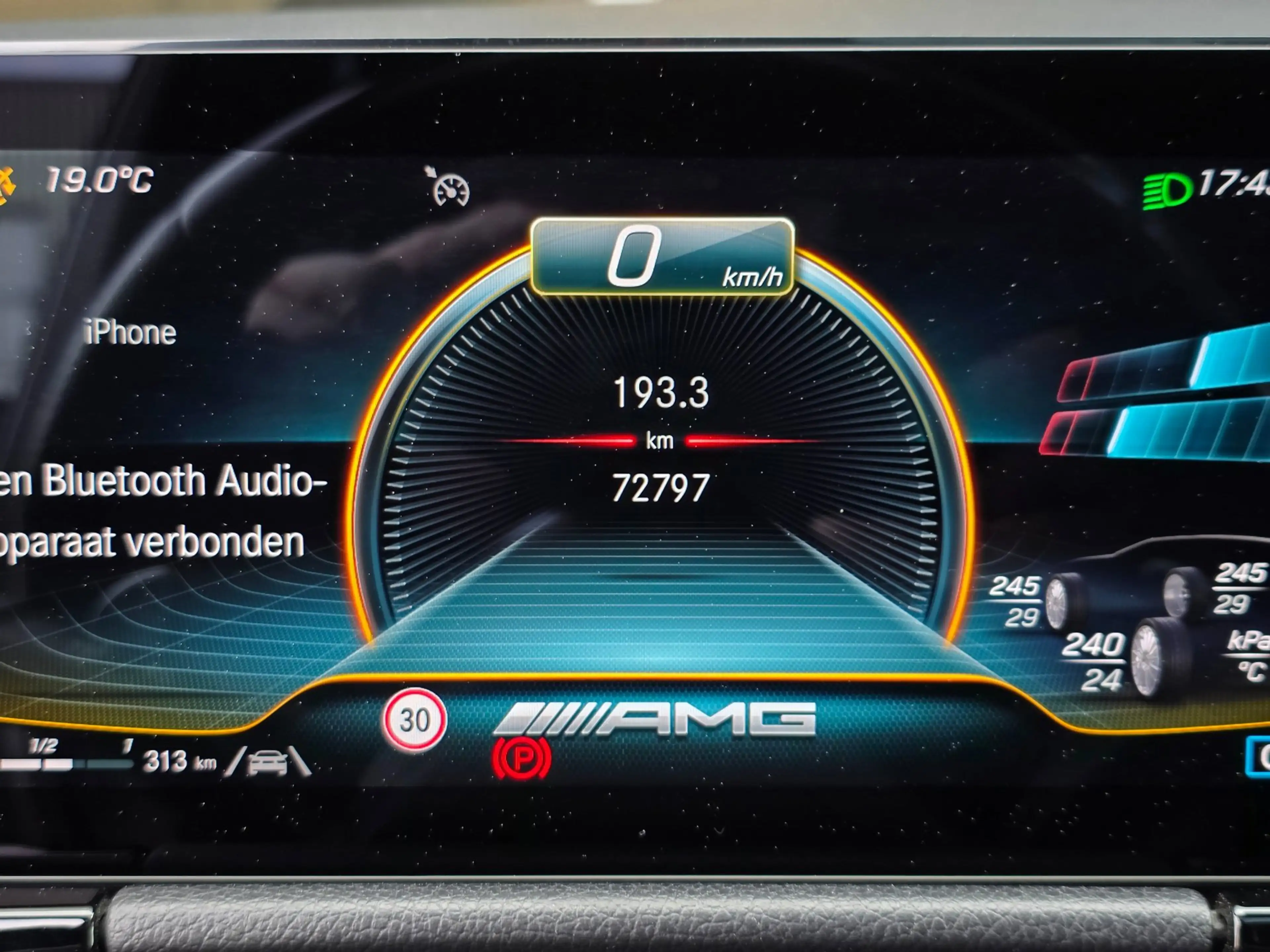Mercedes-Benz GLA 35 AMG 4MATIC / PANO / MATTE GREY / LEDER-ALCANTARA / CAM — photo 42