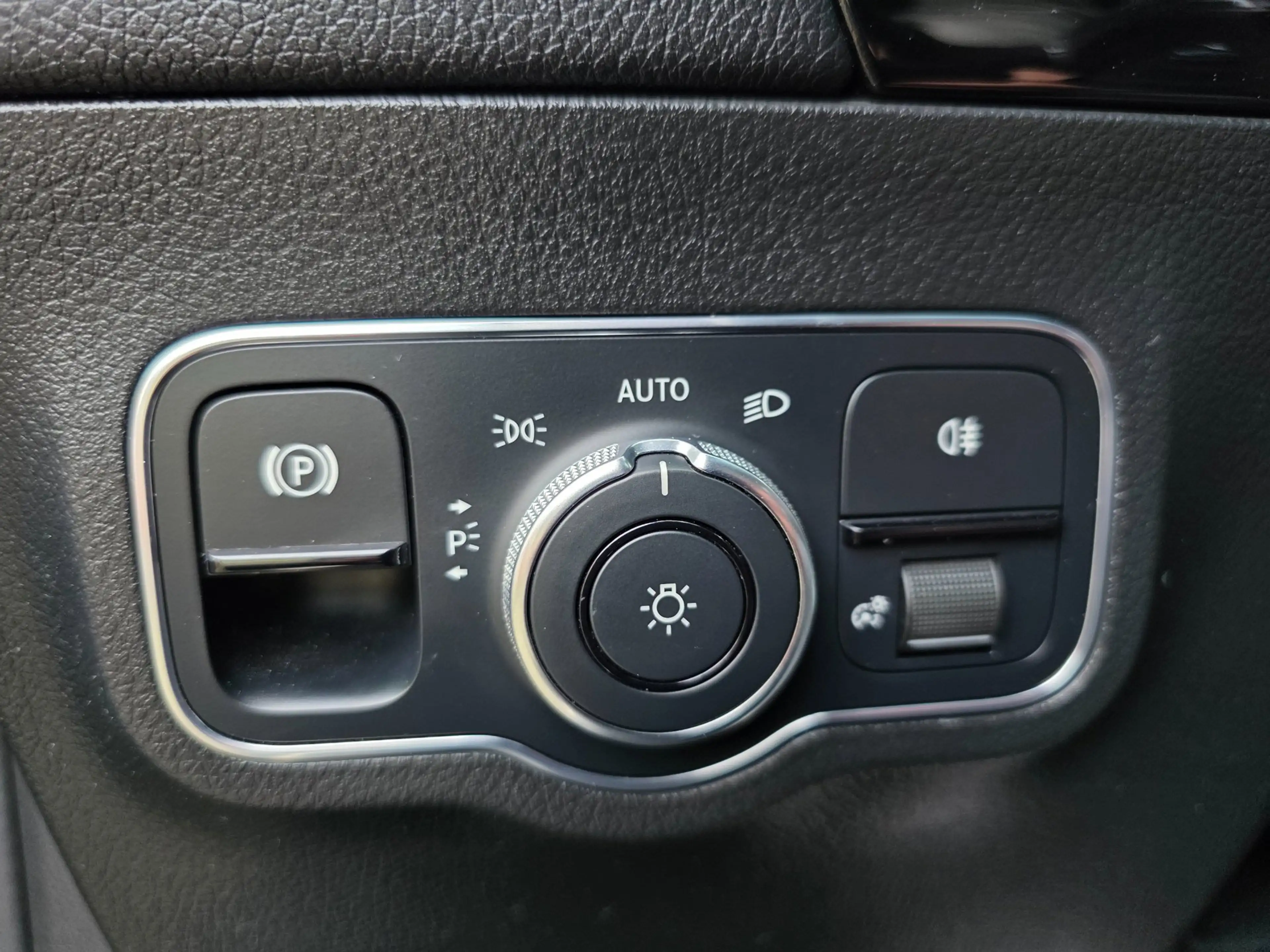 Mercedes-Benz GLA 35 AMG 4MATIC / PANO / MATTE GREY / LEDER-ALCANTARA / CAM — photo 21
