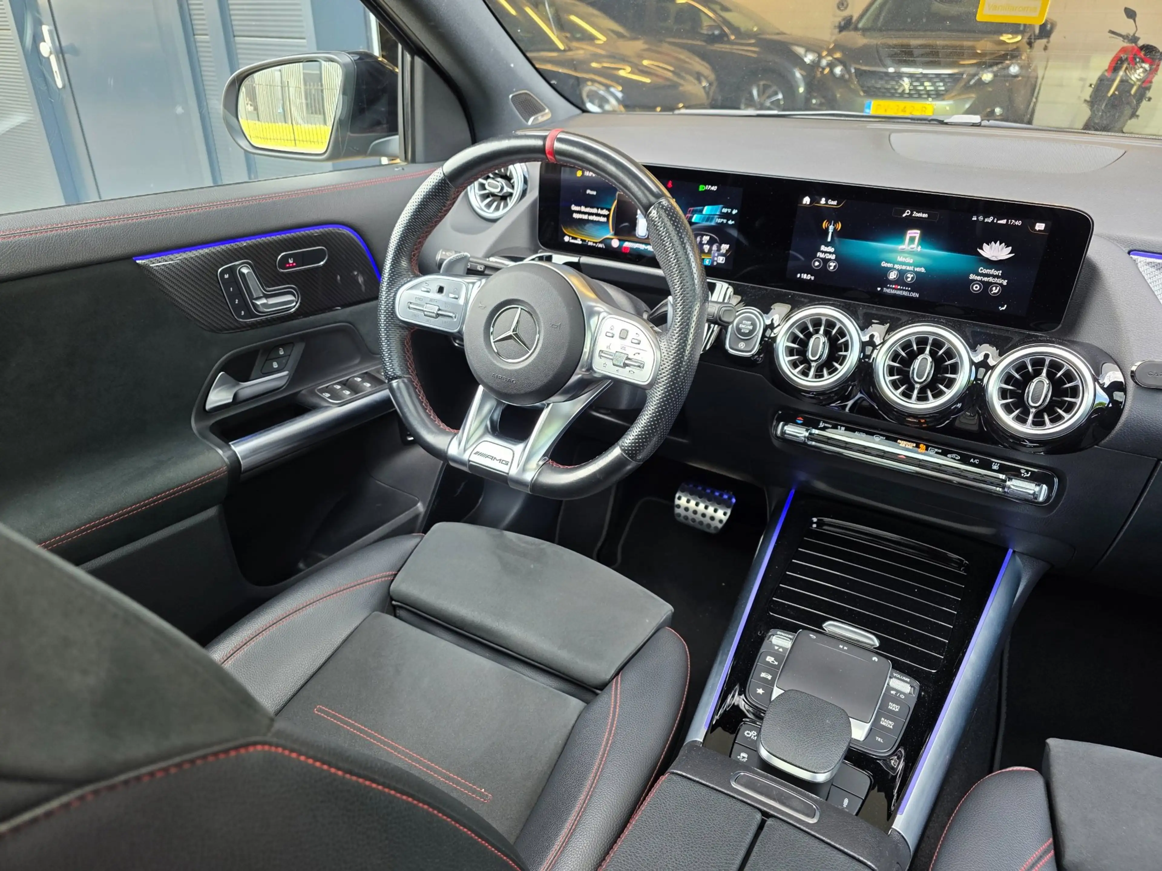 Mercedes-Benz GLA 35 AMG 4MATIC / PANO / MATTE GREY / LEDER-ALCANTARA / CAM — photo 34