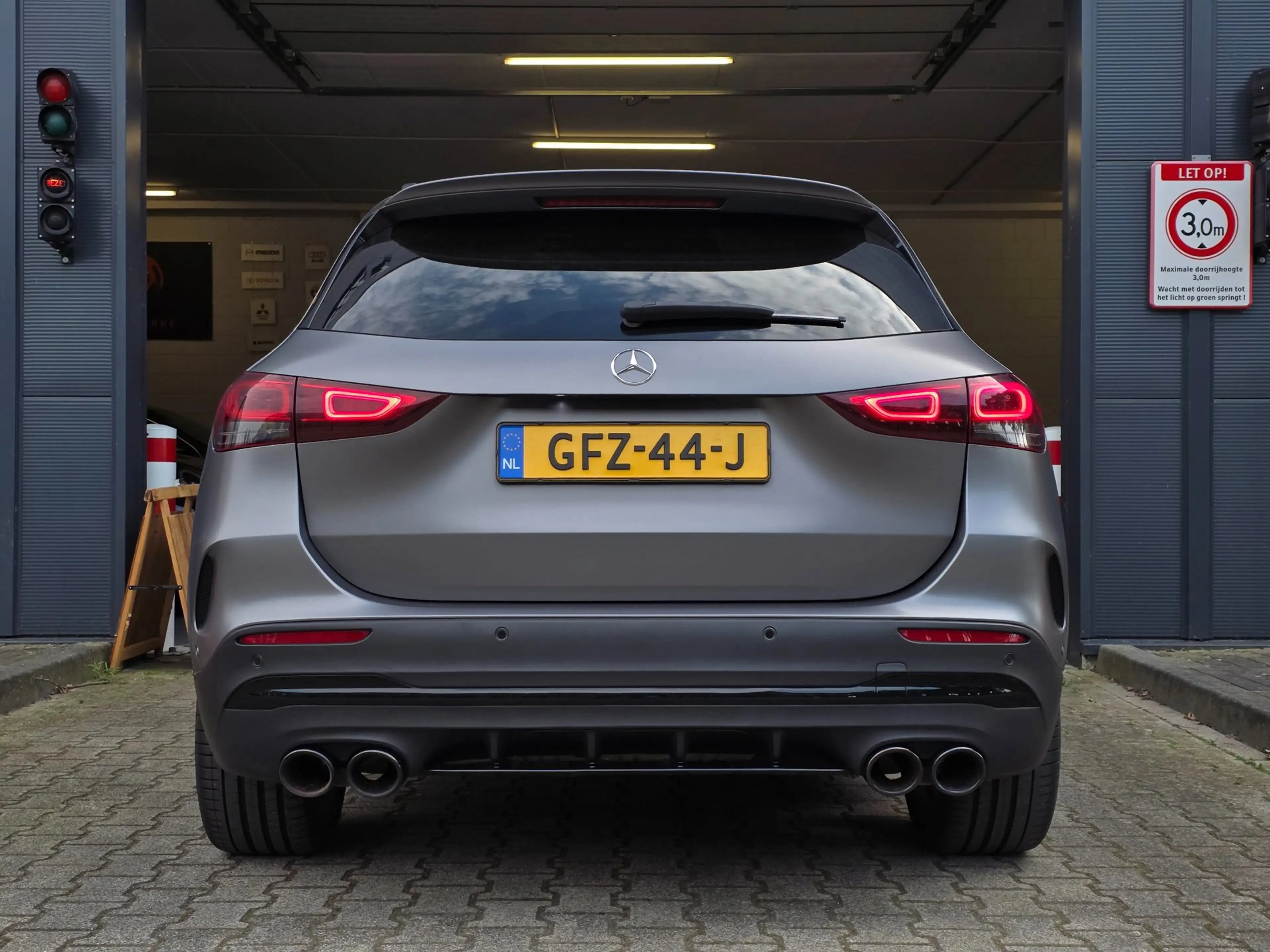 Mercedes-Benz GLA 35 AMG 4MATIC / PANO / MATTE GREY / LEDER-ALCANTARA / CAM — photo 8