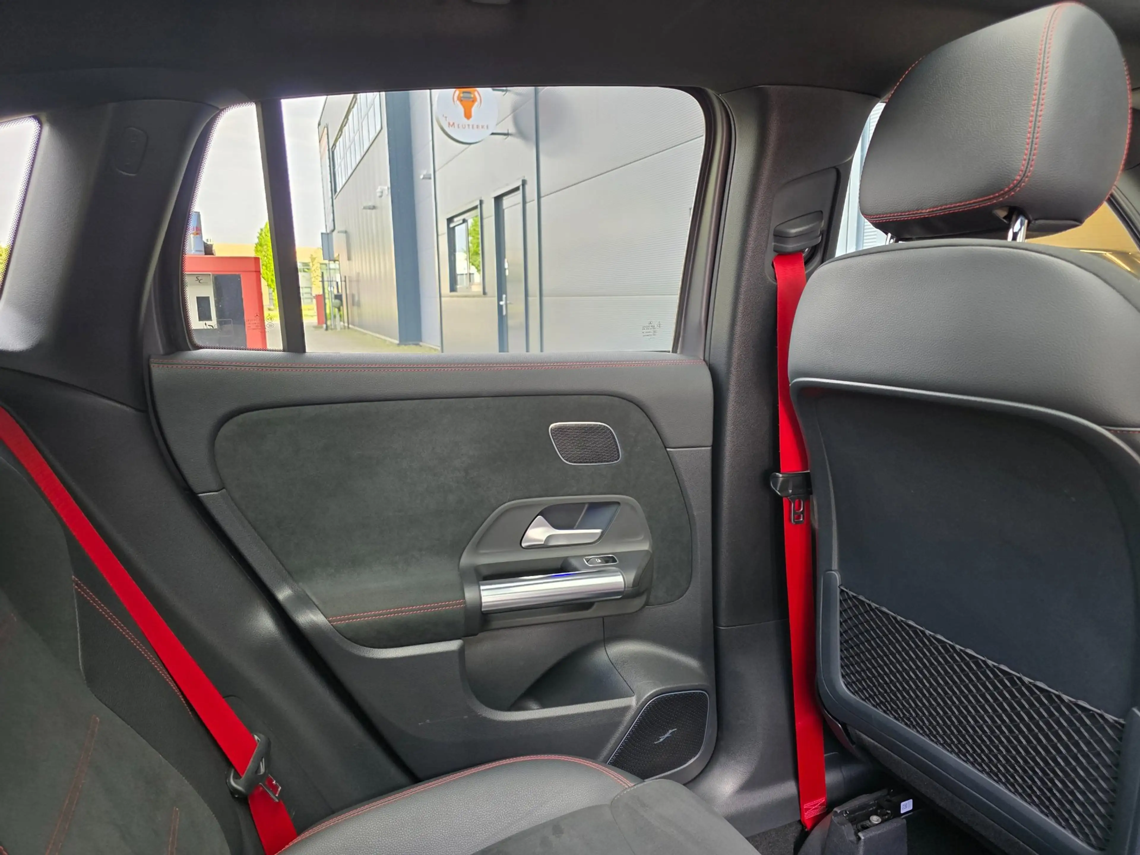 Mercedes-Benz GLA 35 AMG 4MATIC / PANO / MATTE GREY / LEDER-ALCANTARA / CAM — photo 30