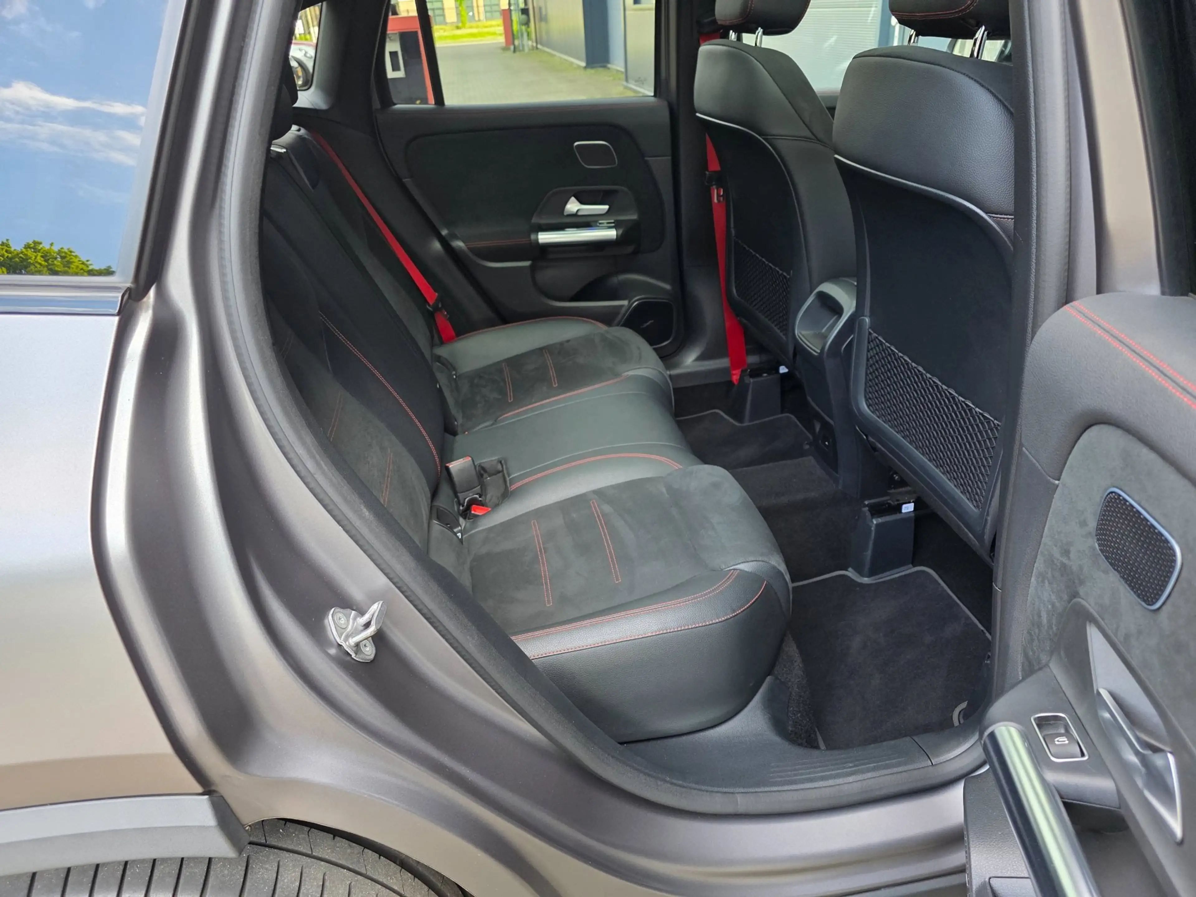 Mercedes-Benz GLA 35 AMG 4MATIC / PANO / MATTE GREY / LEDER-ALCANTARA / CAM — photo 28