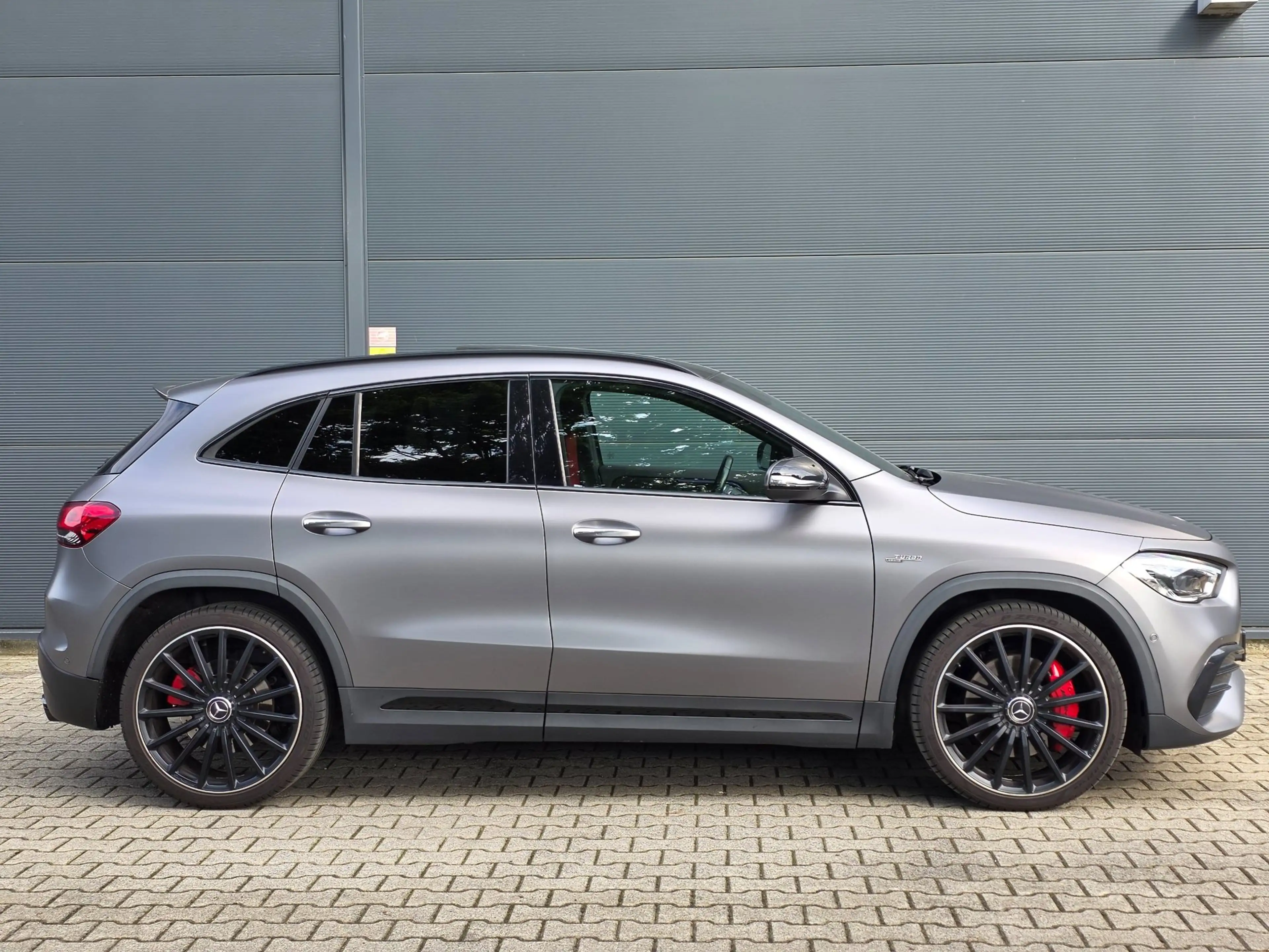 Mercedes-Benz GLA 35 AMG 4MATIC / PANO / MATTE GREY / LEDER-ALCANTARA / CAM — photo 11