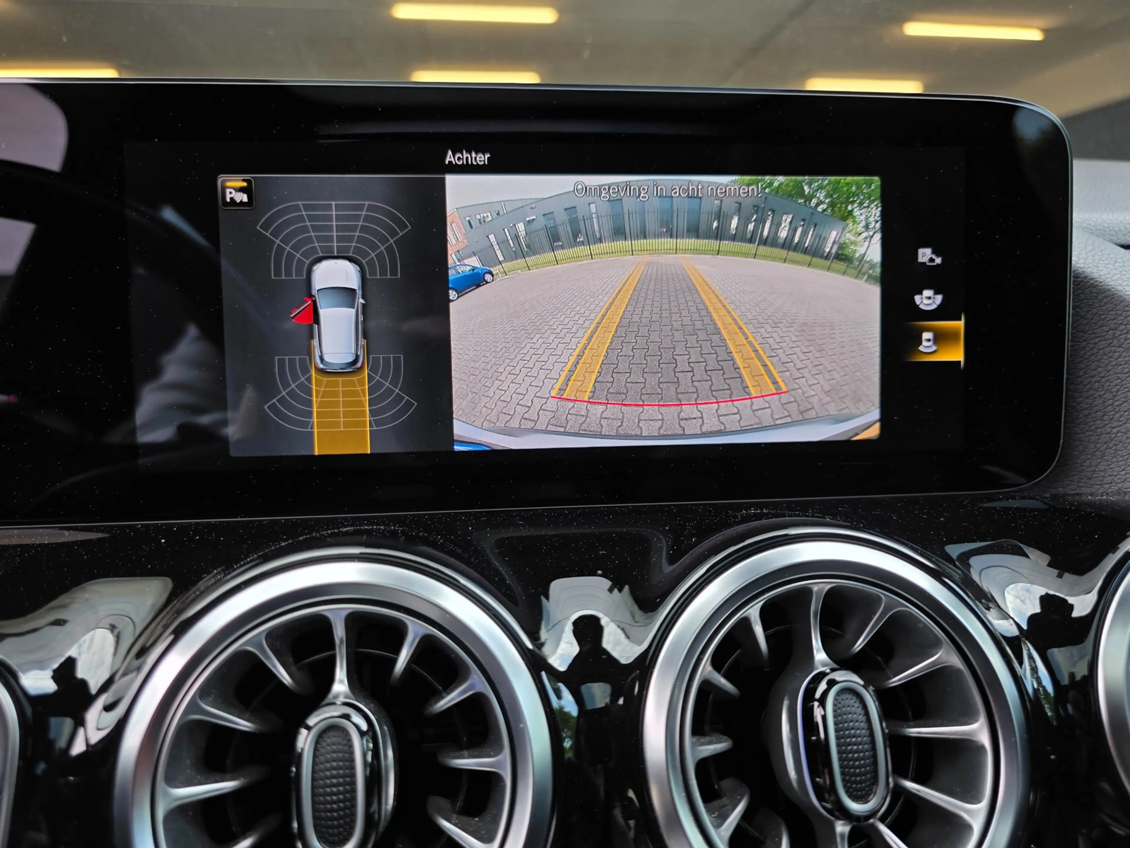 Mercedes-Benz GLA 35 AMG 4MATIC / PANO / MATTE GREY / LEDER-ALCANTARA / CAM — photo 43