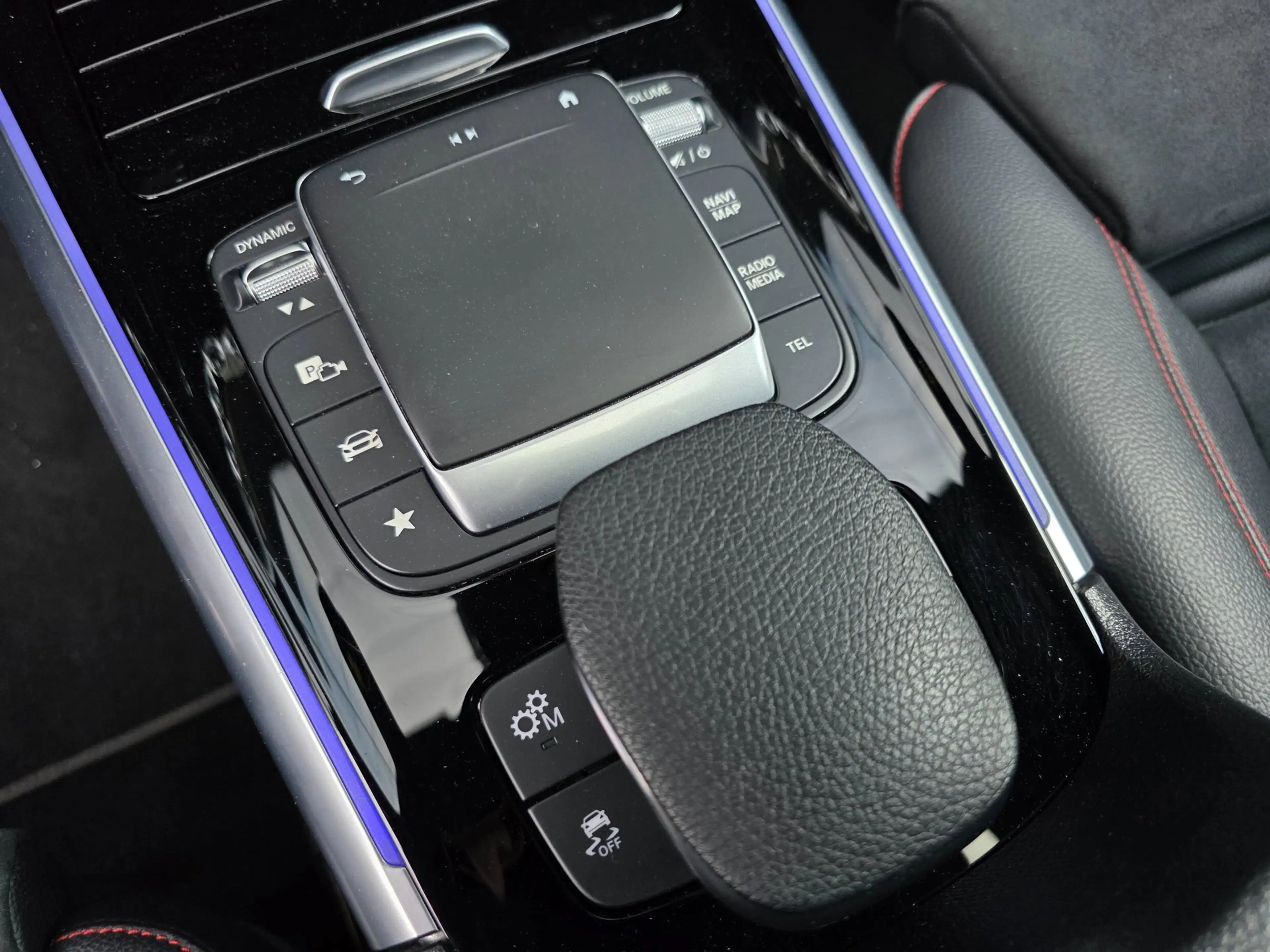 Mercedes-Benz GLA 35 AMG 4MATIC / PANO / MATTE GREY / LEDER-ALCANTARA / CAM — photo 35