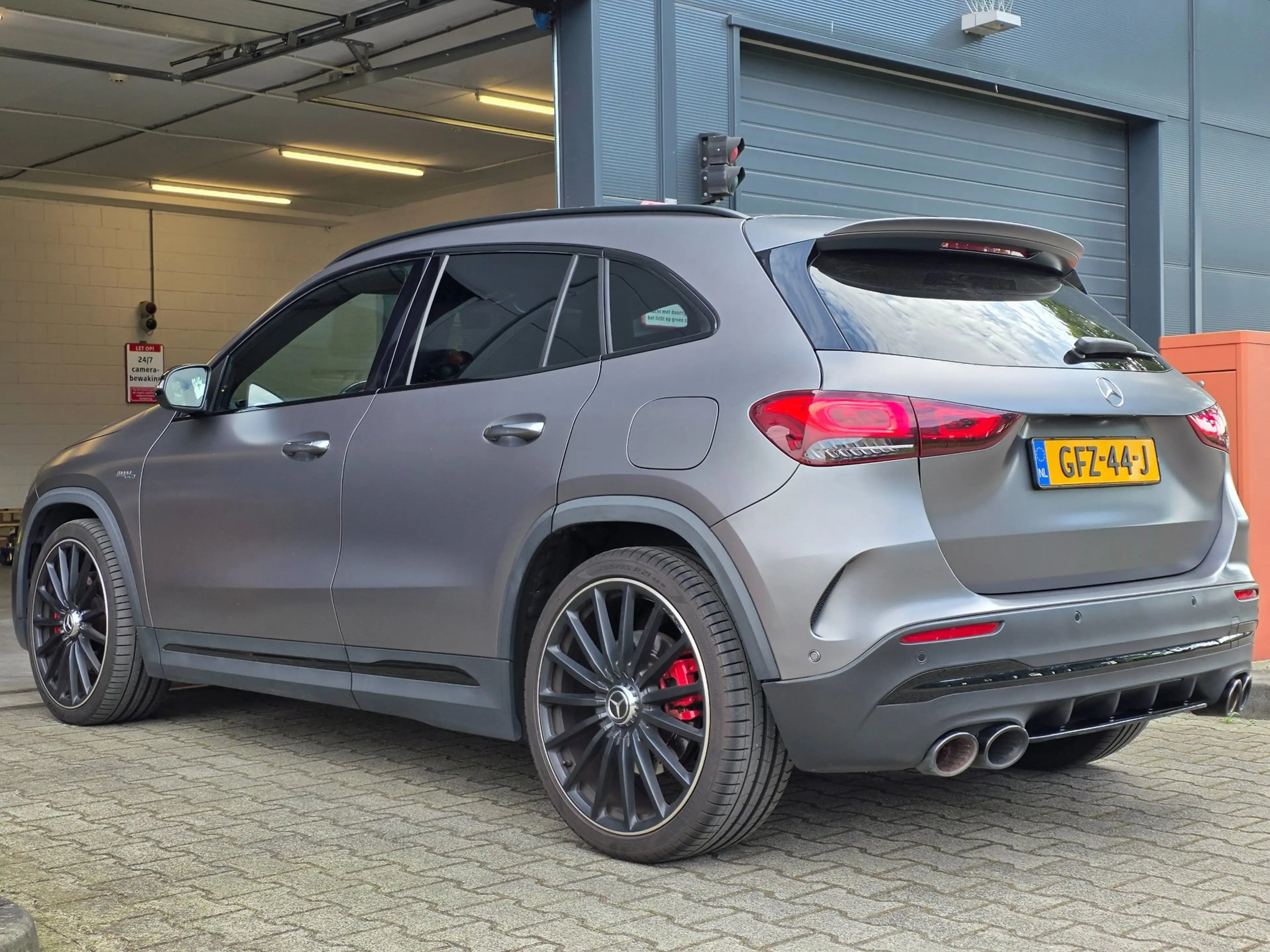 Mercedes-Benz GLA 35 AMG 4MATIC / PANO / MATTE GREY / LEDER-ALCANTARA / CAM — photo 6