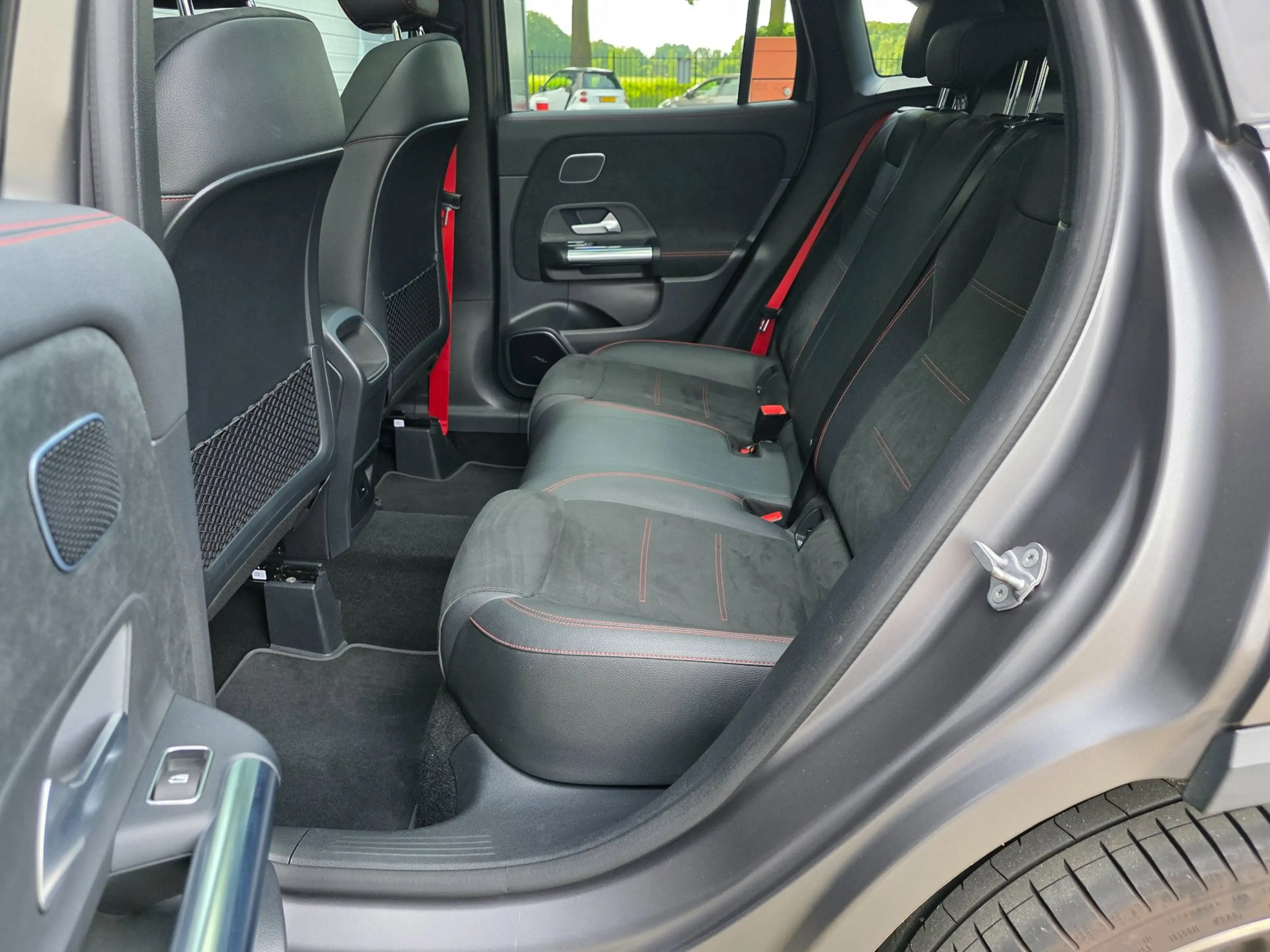Mercedes-Benz GLA 35 AMG 4MATIC / PANO / MATTE GREY / LEDER-ALCANTARA / CAM — photo 26