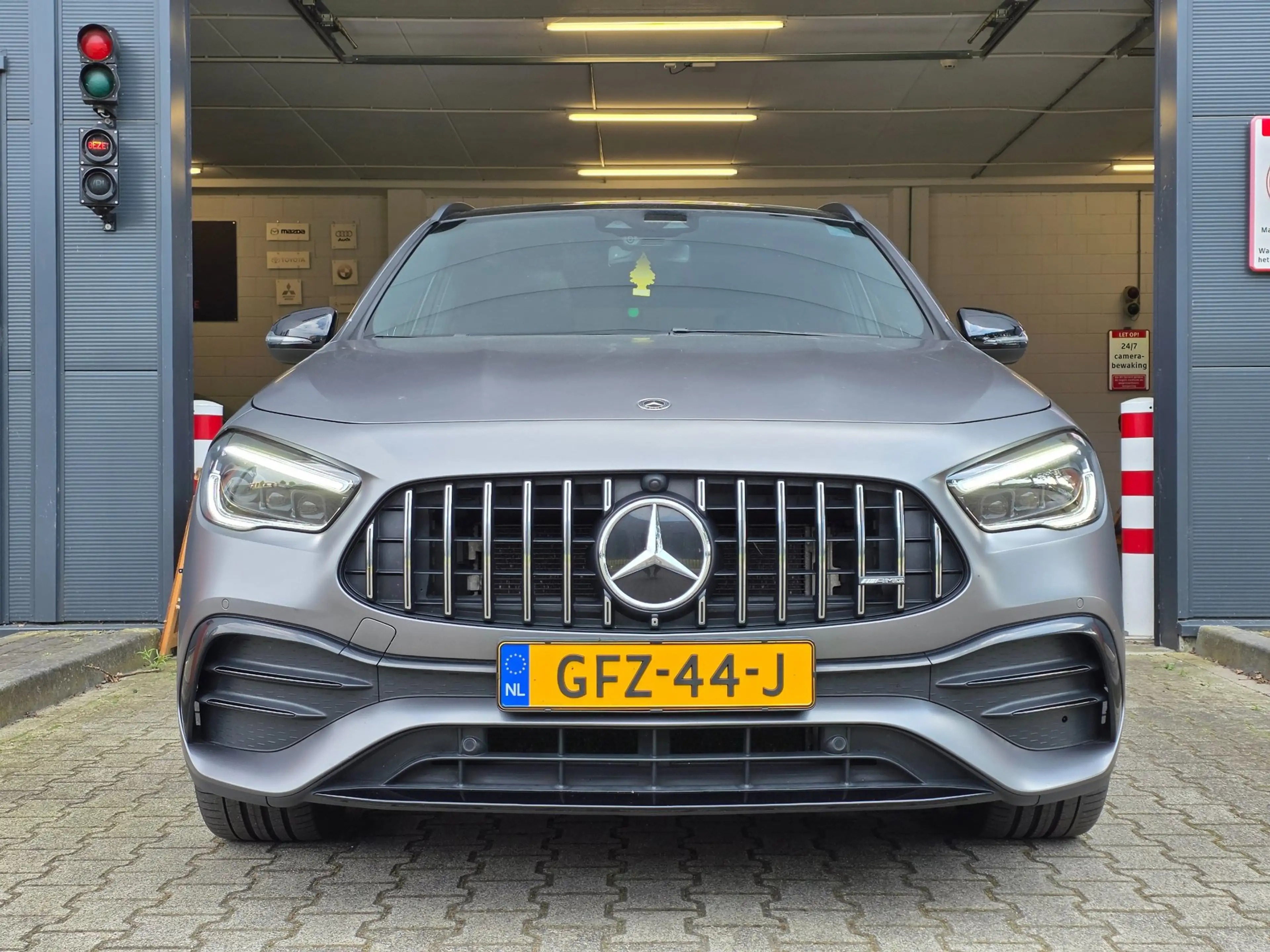 Mercedes-Benz GLA 35 AMG 4MATIC / PANO / MATTE GREY / LEDER-ALCANTARA / CAM — photo 3